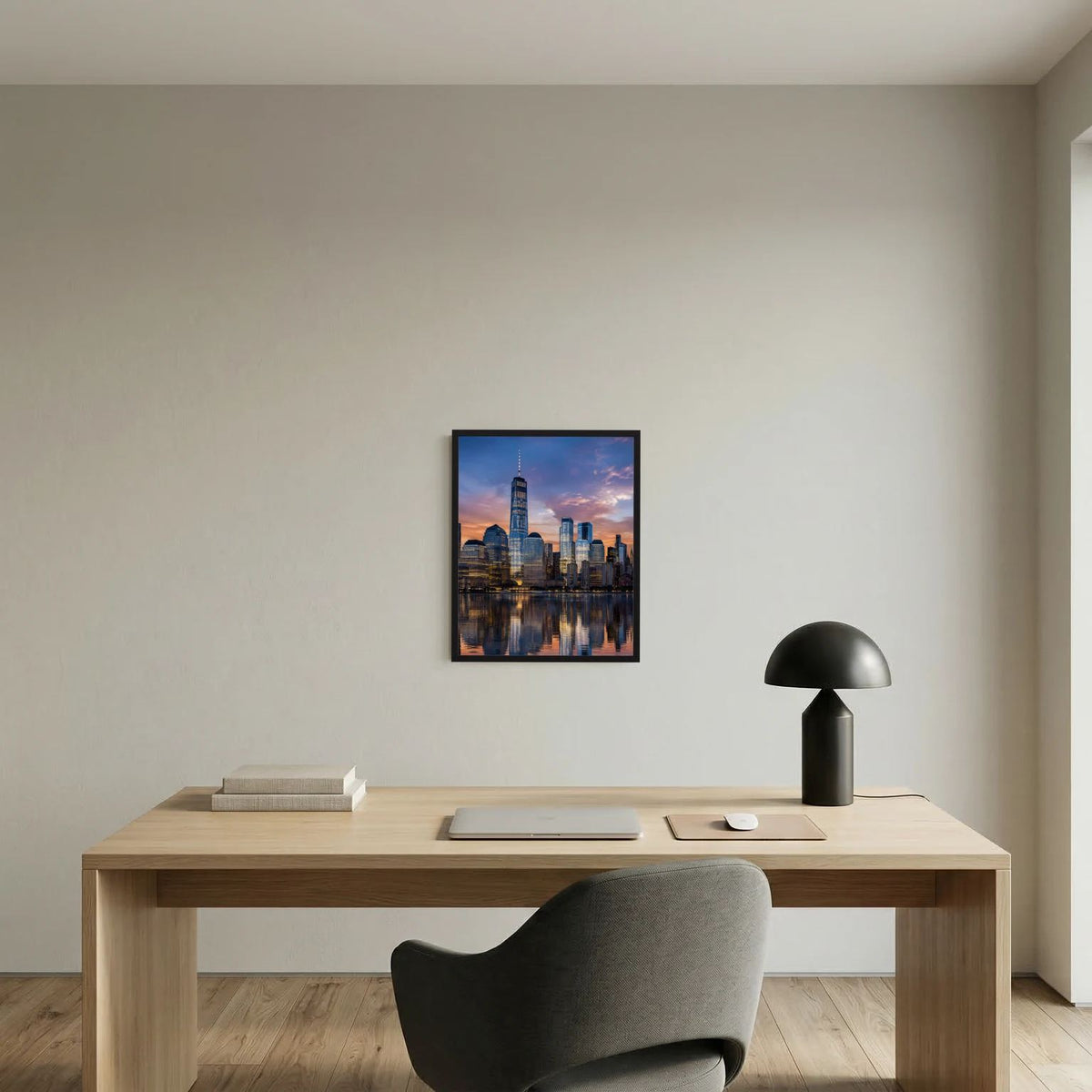 Hochformat-Poster Manhattan-Skyline bei Sonnenuntergang im schwarzen Rahmen