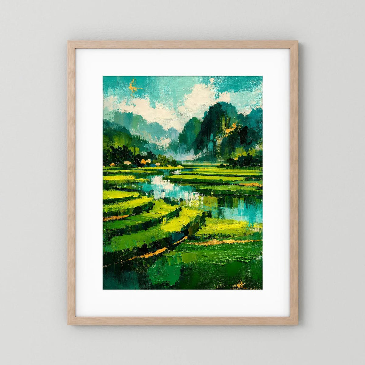 Poster mit grüner Berglandschaft und Wasser, heller Holzrahmen mit weißem Passepartout