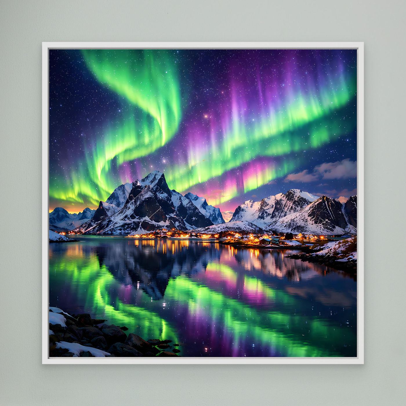 Leinwandbild mit Polarlicht (Grün/Lila), Bergpanorama und Spiegelung im Wasser, weißer Rahmen