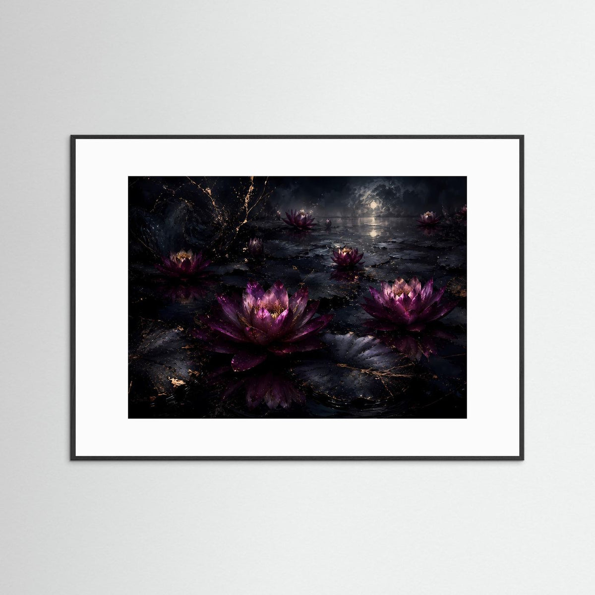 Seerosen-Wandbild mit violetten Blüten, dunkles Wasser und Lichtreflexen, weißer Passepartout + schwarzer Rahmen
