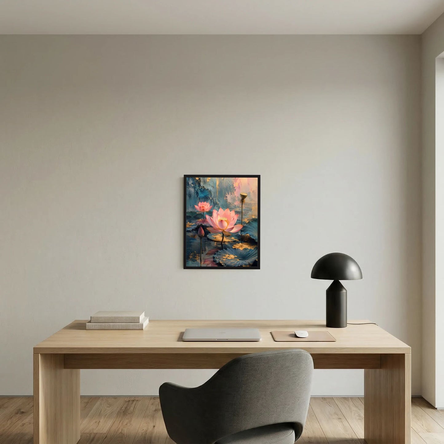 Hochformat-Poster mit rosa Lotusblüten im dunklen Rahmen über dem Schreibtisch