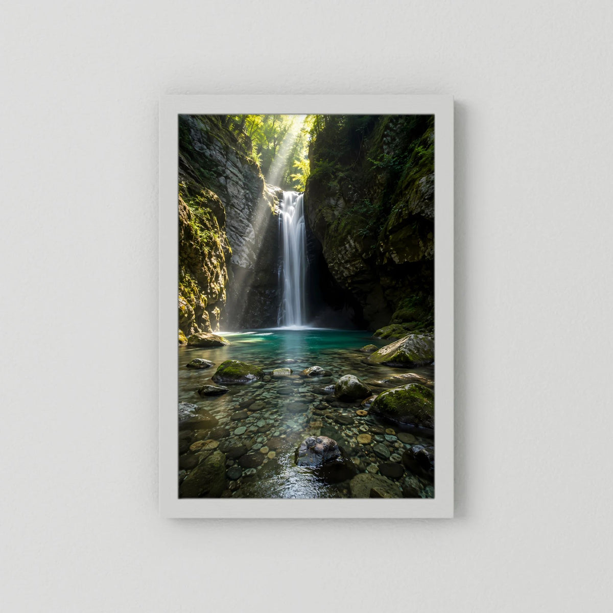 Poster Hochformat mit Wasserfall in Felsenschlucht, türkises Wasser, weißer Rahmen