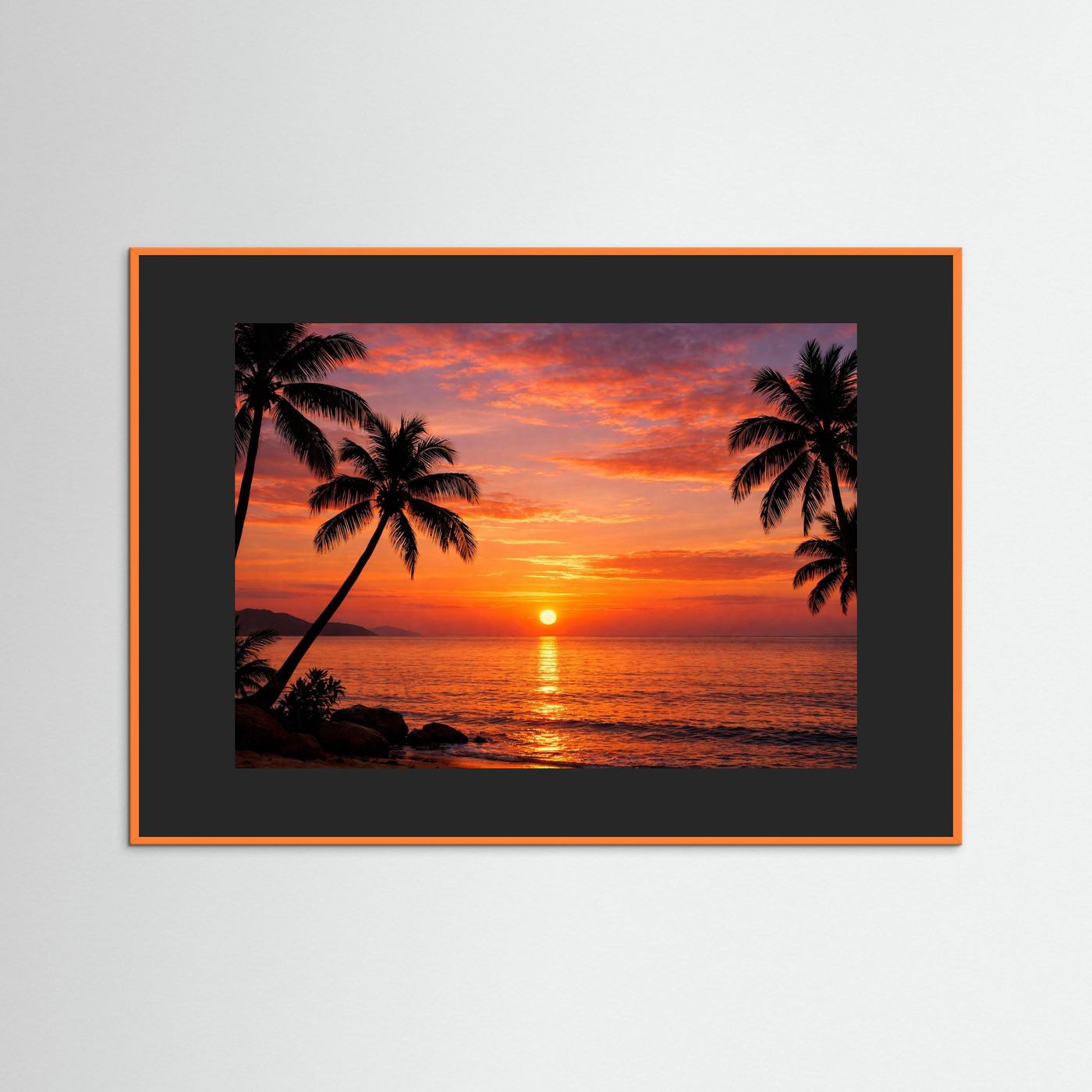 Gestaltetes Wandbild mit Palmen-Silhouetten beim Sonnenuntergang, orangefarbener Rahmen