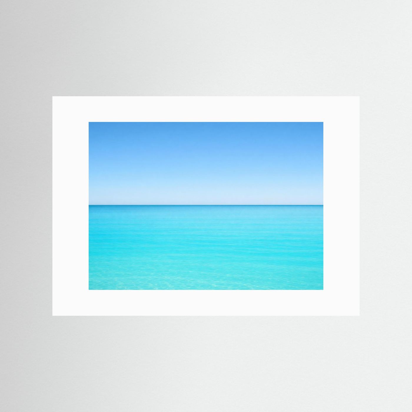 Meer-Poster im Querformat mit weißem Passepartout: Himmel und Ozean in Blau