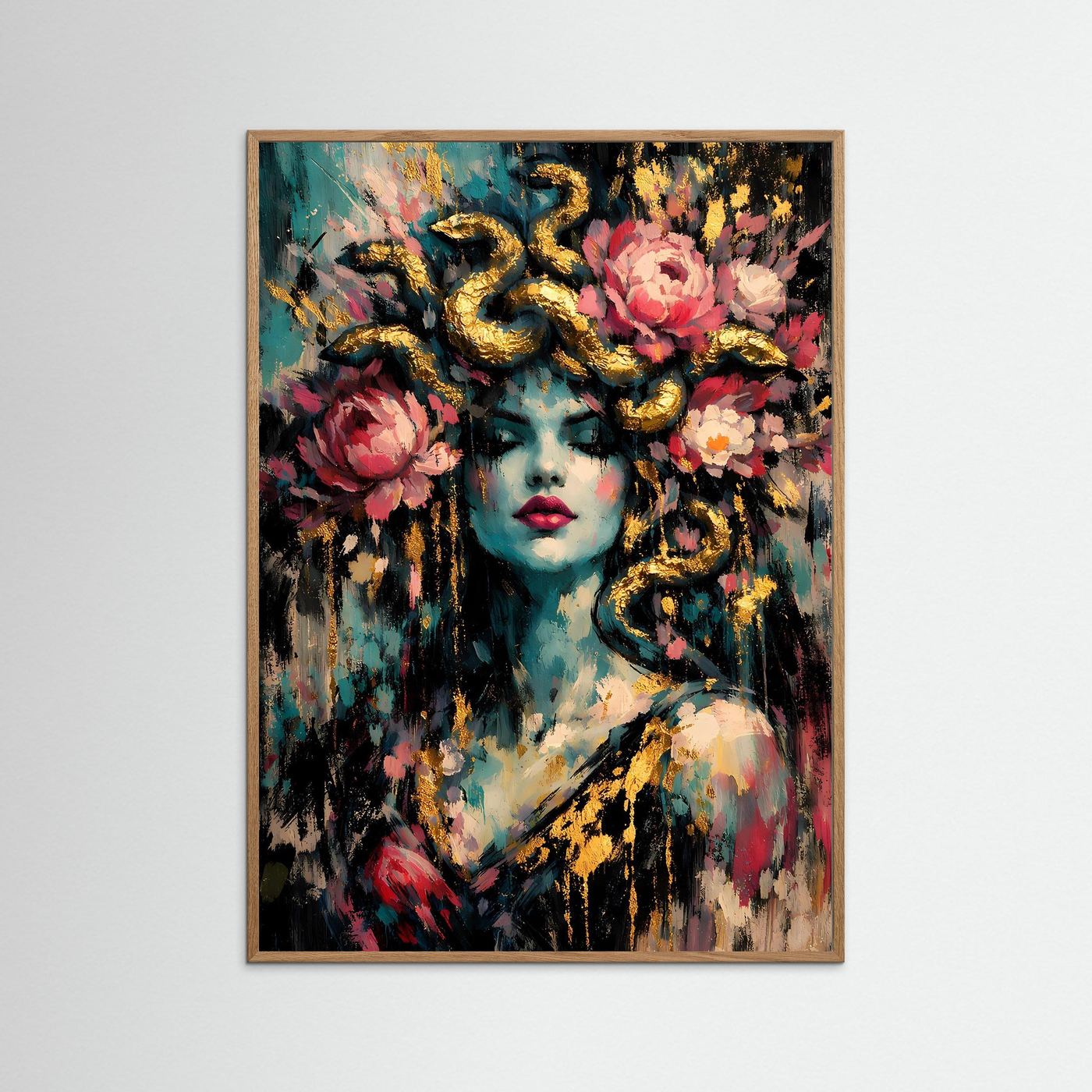 Hochformatiges Kunstposter mit beigem Holzrahmen: Frauenporträt in Türkis, Rosen und goldene Schlangenornamente.