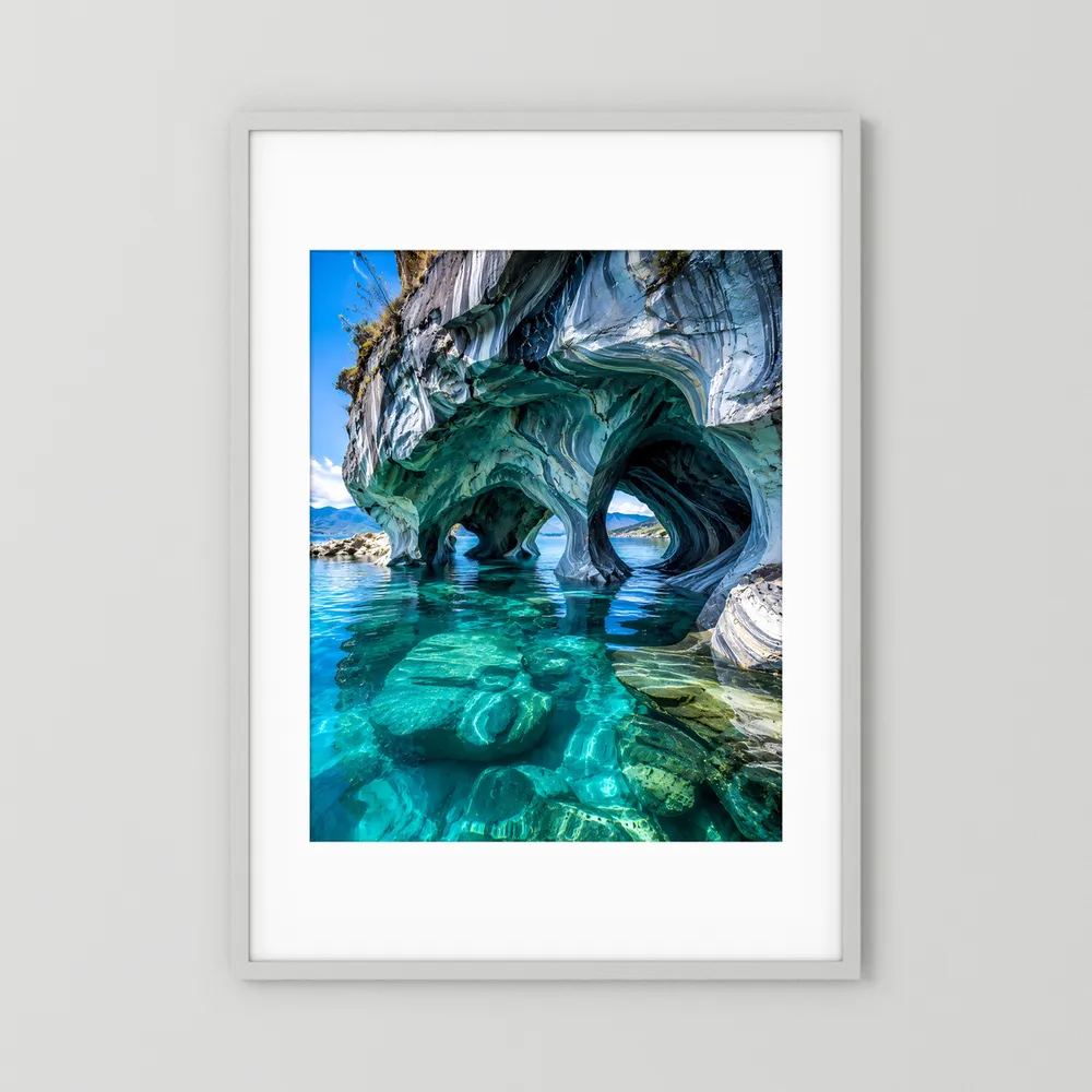 Poster im Hochformat mit Meereshöhlen-Motiv, weißer Rahmen und Passepartout