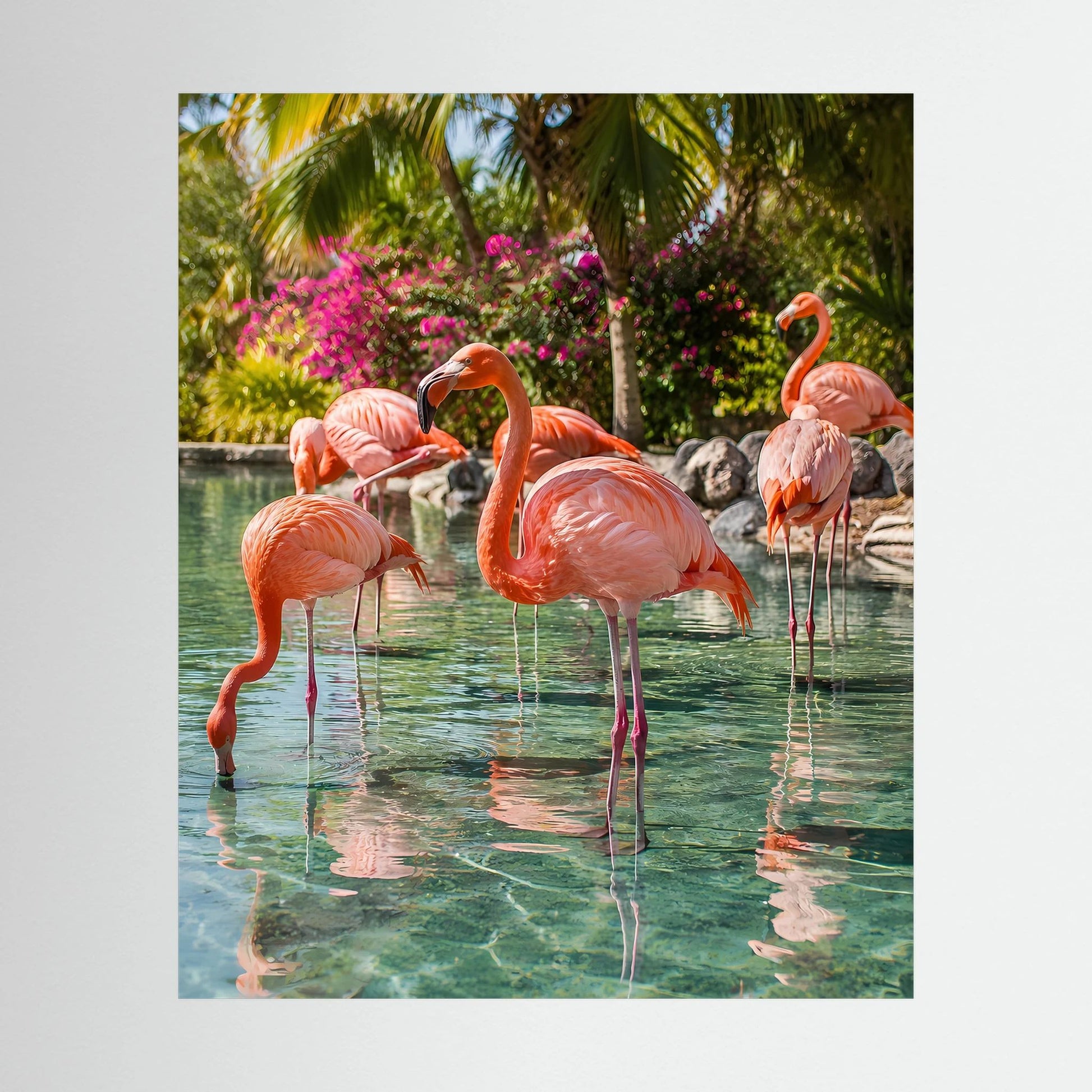 Hochformat-Poster mit rosa Flamingos im tropischen Wasser und grünen Palmen