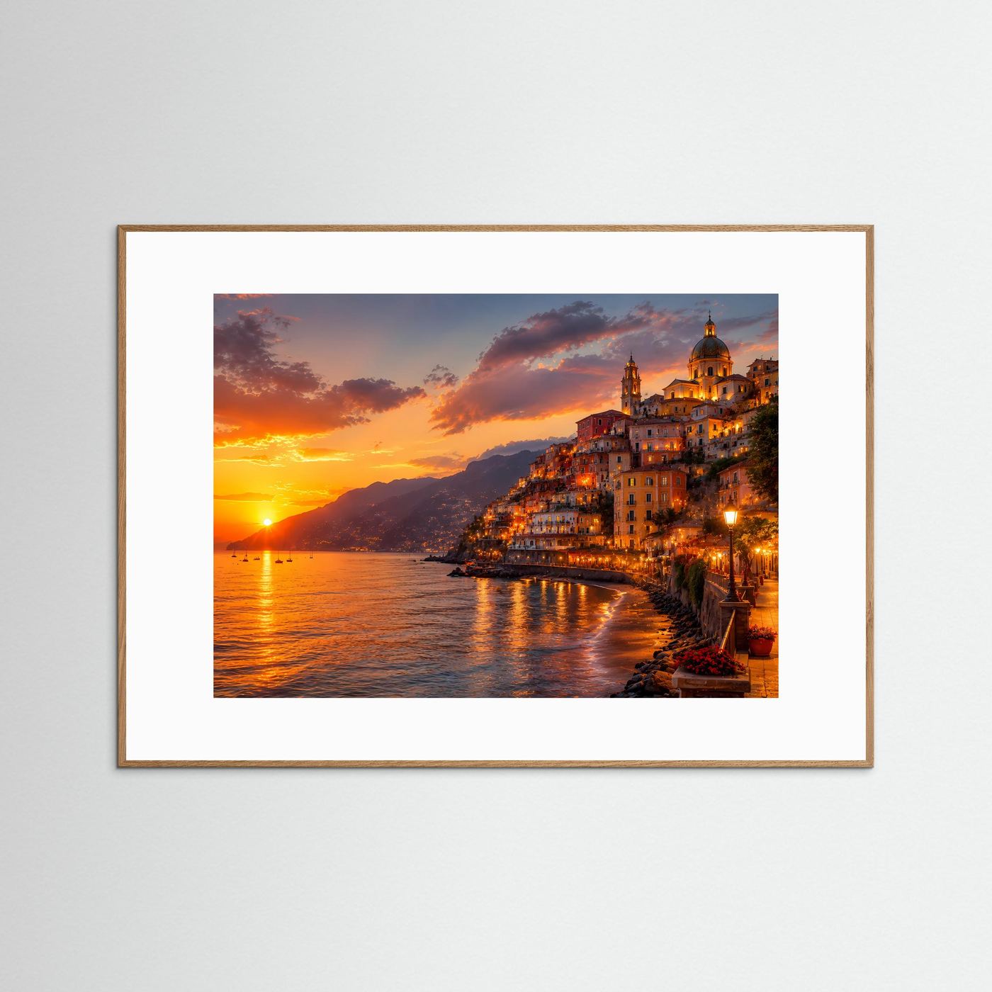 Amalfiküste Poster Querformat | Italienische Küstenstadt bei Sonnenuntergang | Mediterranes Wandbild mit Meer, Altstadt & goldener Abendstimmung