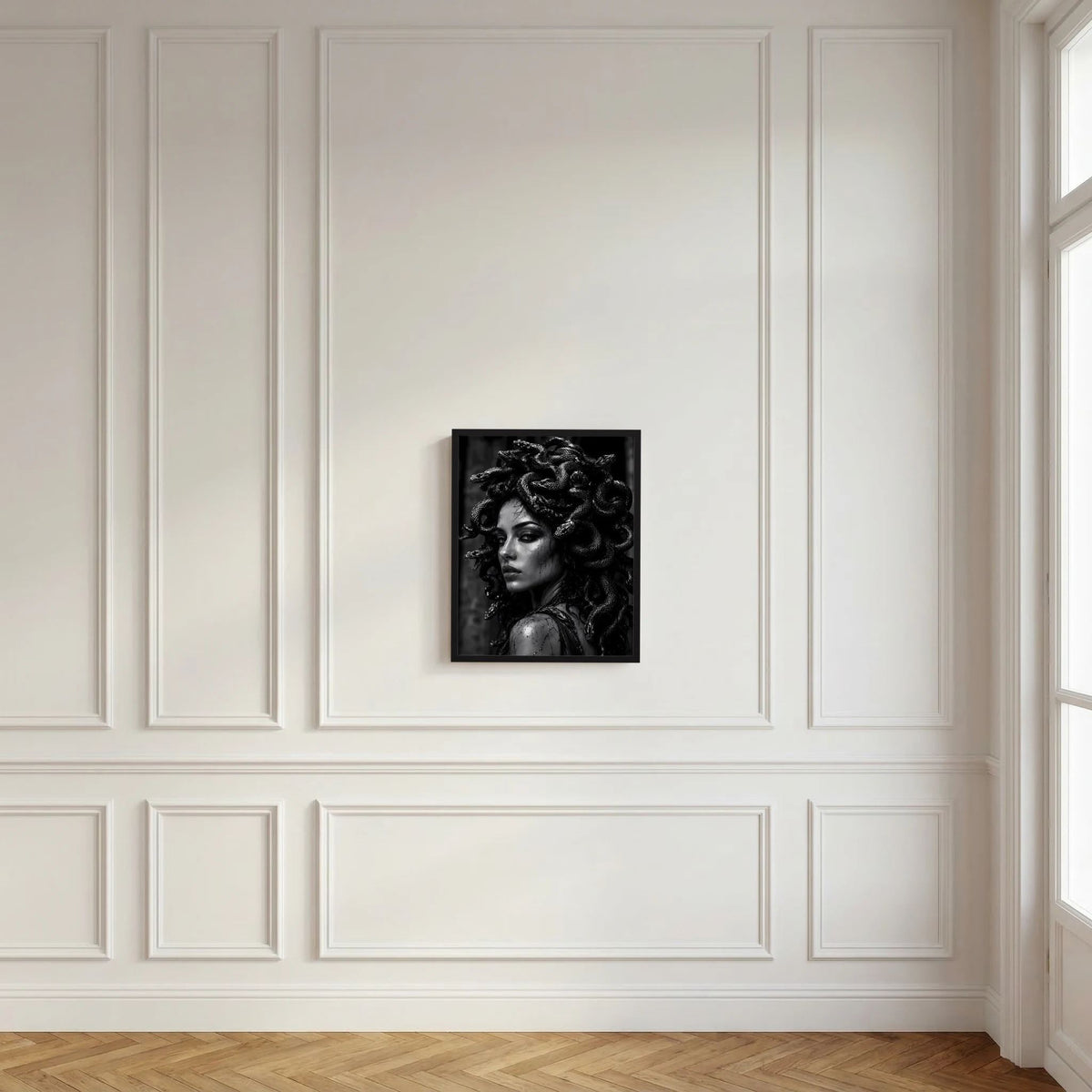 Schwarzweiß-Kunstposter mit Frauenporträt und Schlangenlocken im schwarzen Rahmen
