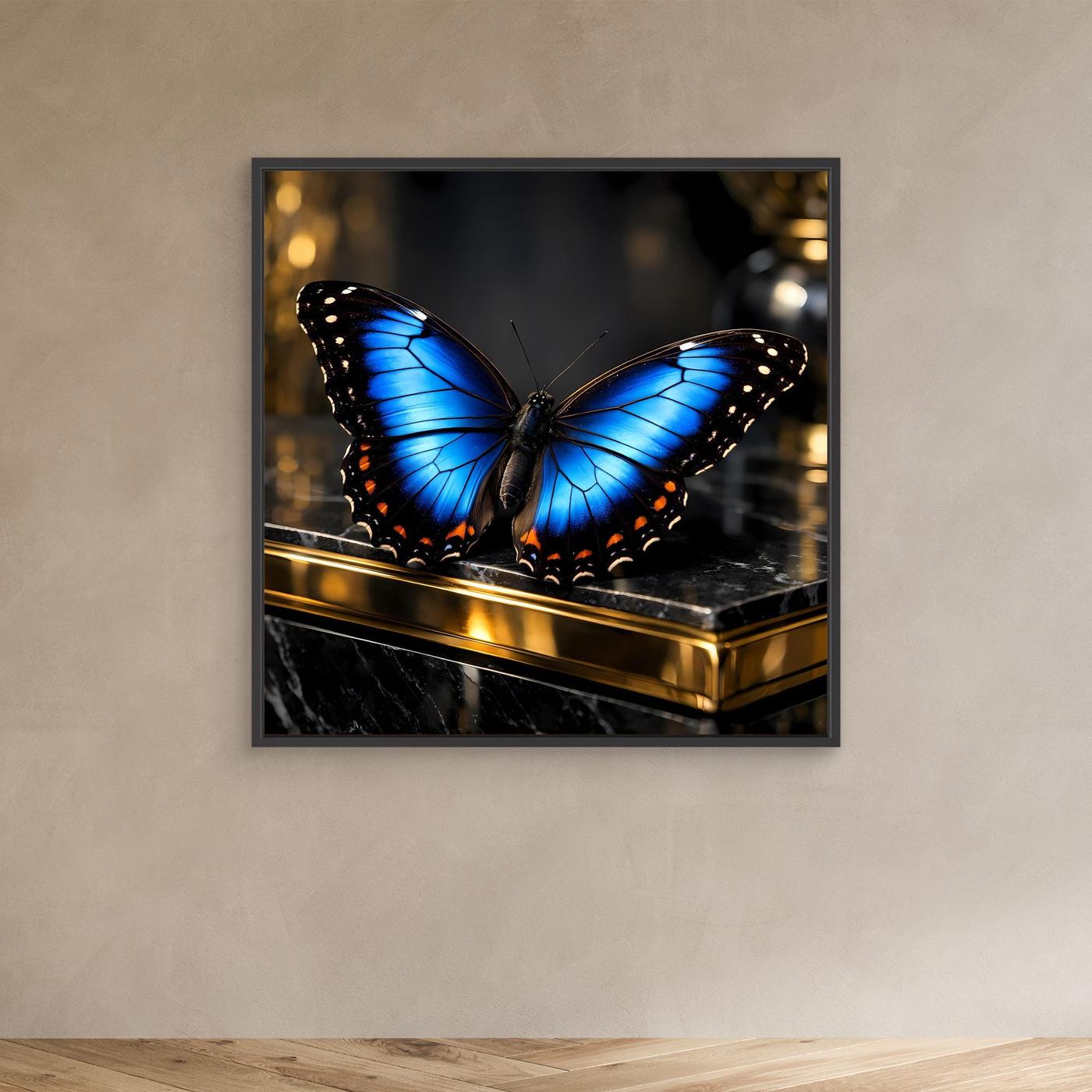 Wandbild mit blauen Schmetterlingsflügeln und goldener Kante, schwarzer Rahmen