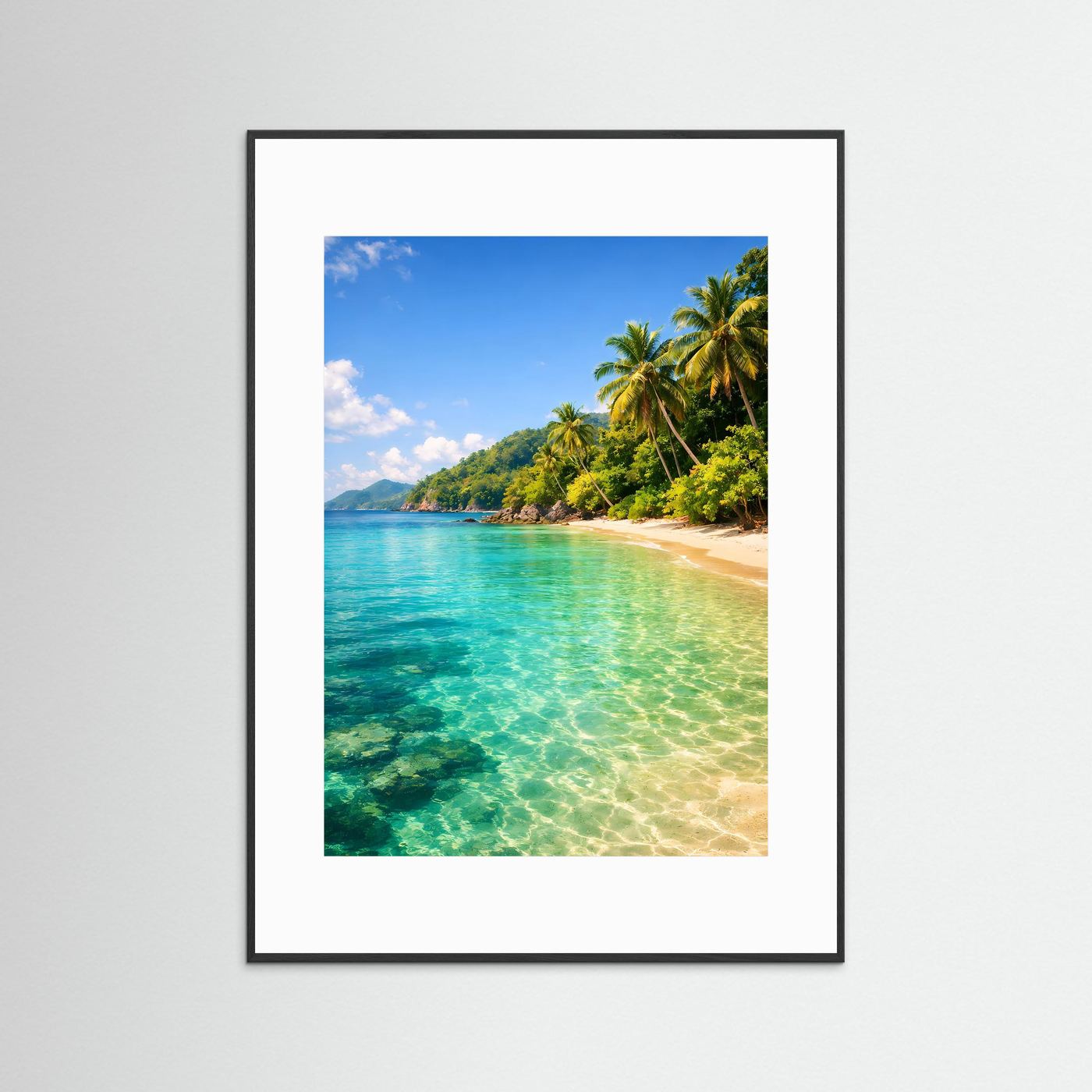Strandposter mit schwarzem Rahmen und weißem Rand: türkisfarbenes Meer und Palmenstrand