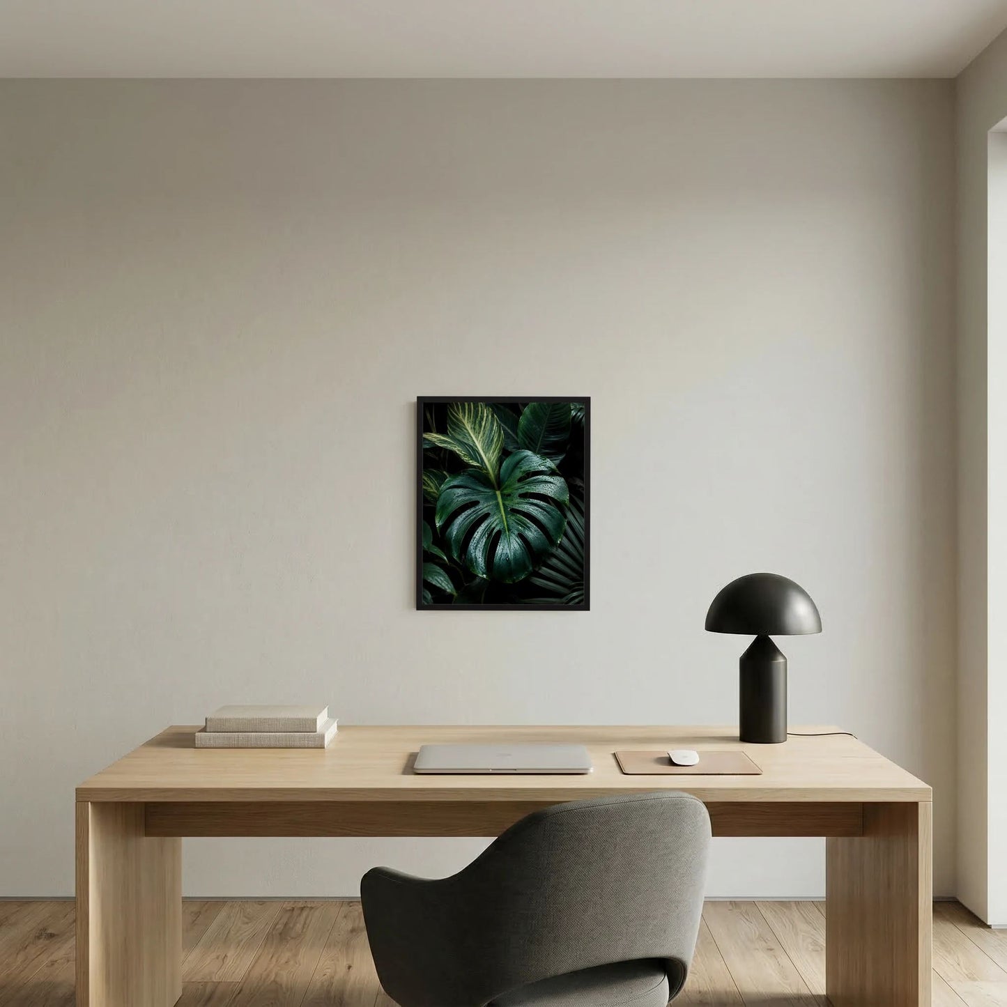 Gerahmtes Poster mit Monstera-Blättern in dunklem Grün, Regentropfen, Hochformat