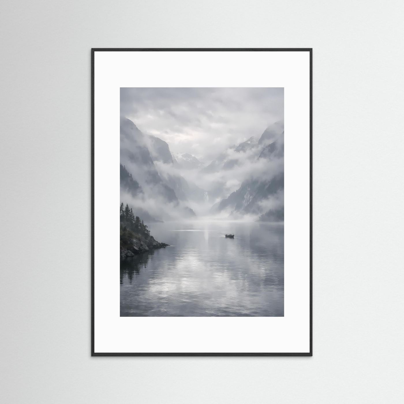 Poster im schwarzen Rahmen mit weißem Rand: Fjord mit Boot im Nebel.