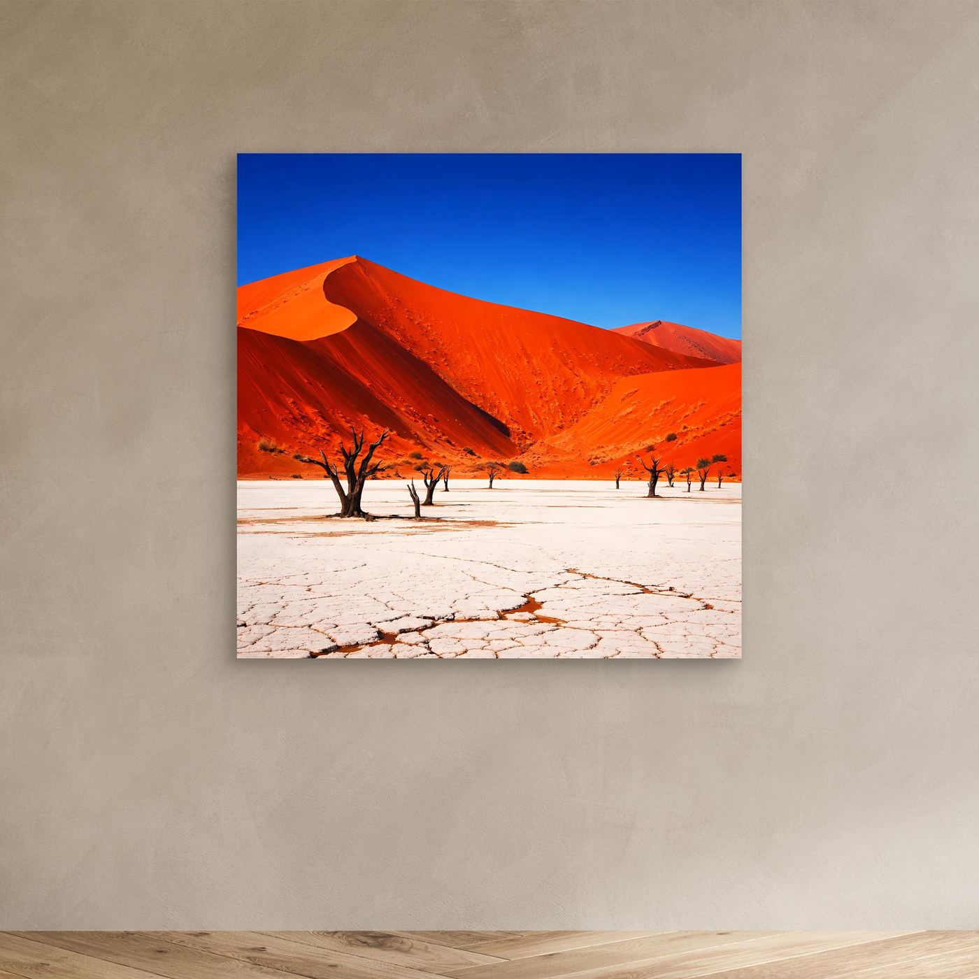Leinwandbild mit roten Dünen, blauem Himmel und kargen Bäumen auf rissigem Sand, ohne Rahmen
