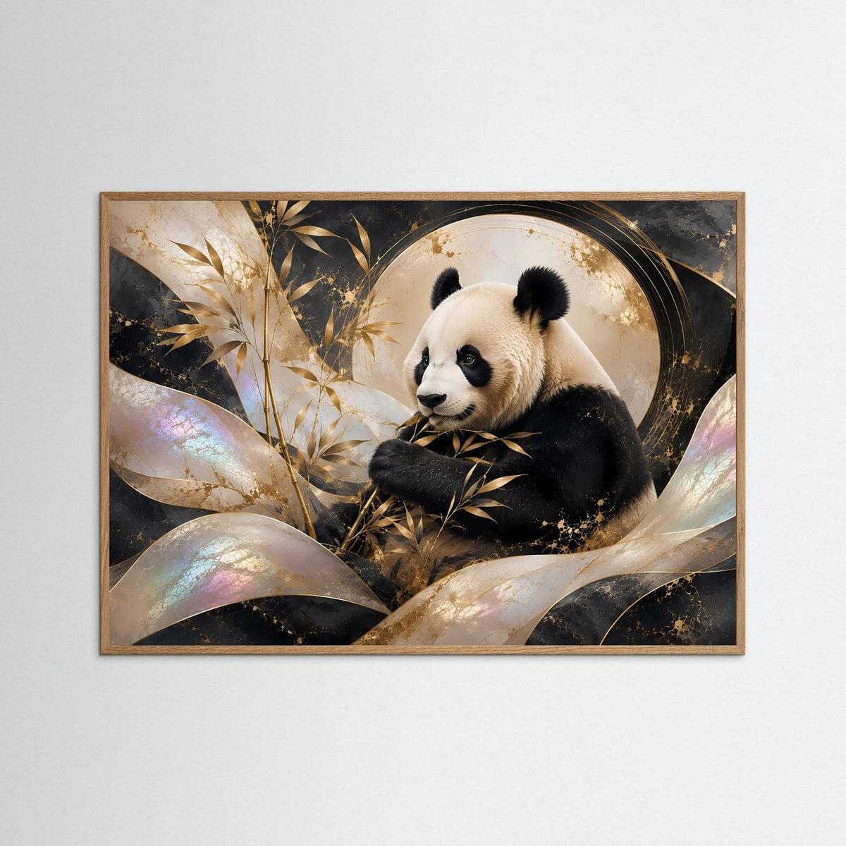 Wandbild mit Panda im naturfarbenen Eichenrahmen, Bambus und goldene Akzente