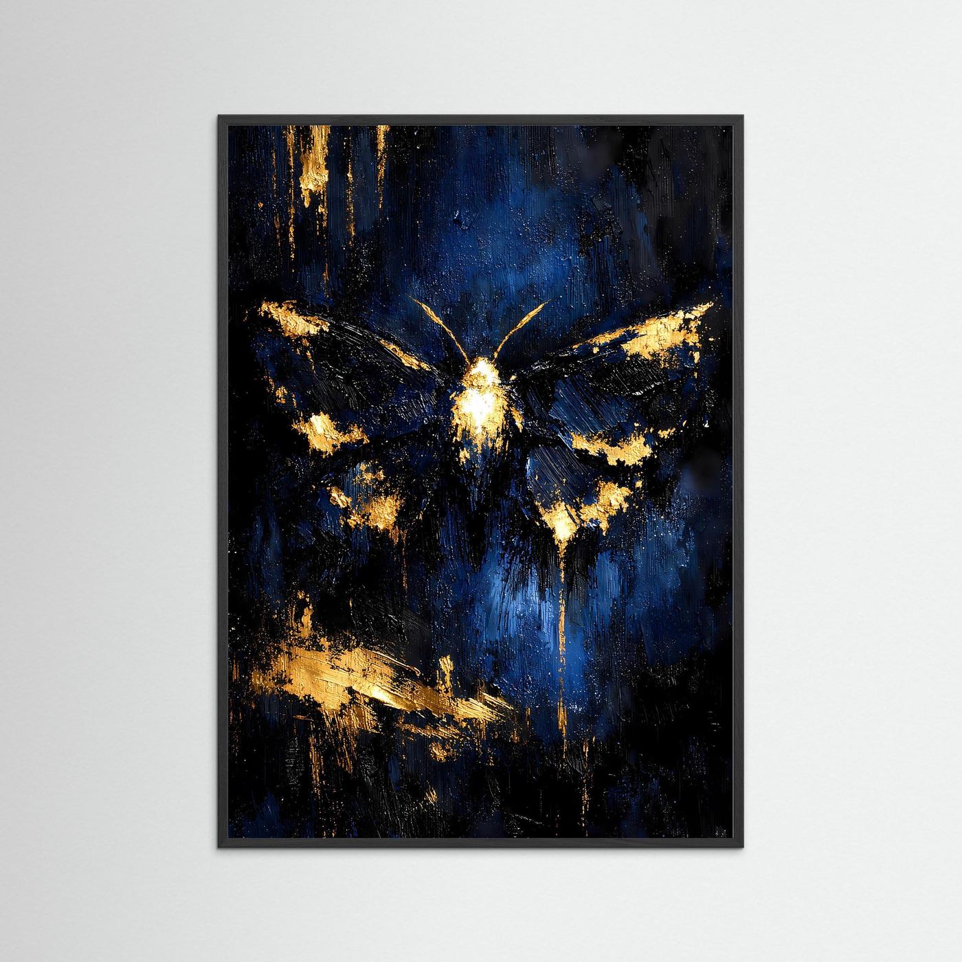 Schmetterling-Poster mit schwarzem Rahmen, blau-schwarzer Farbfläche und goldenen Flügeln
