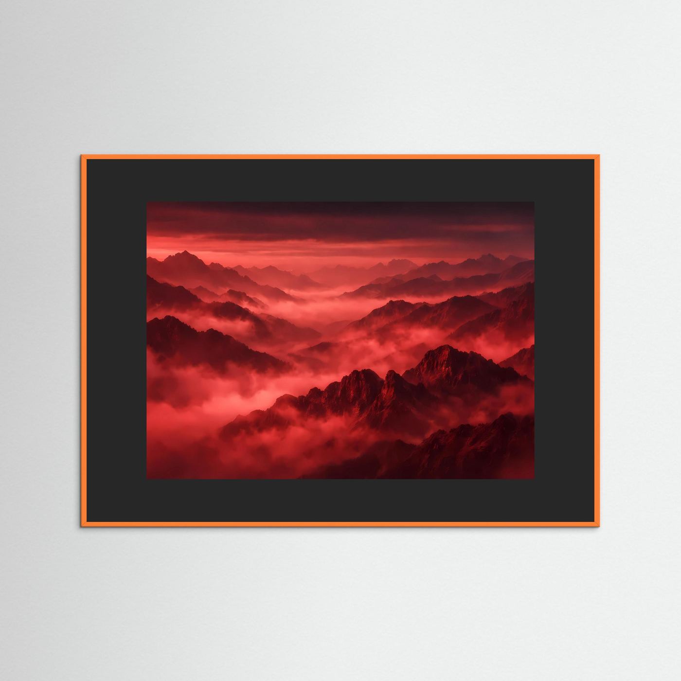 Wandbild mit rotem Bergpanorama im Nebel, schwarzer Rahmen mit orangefarbener Außenkante