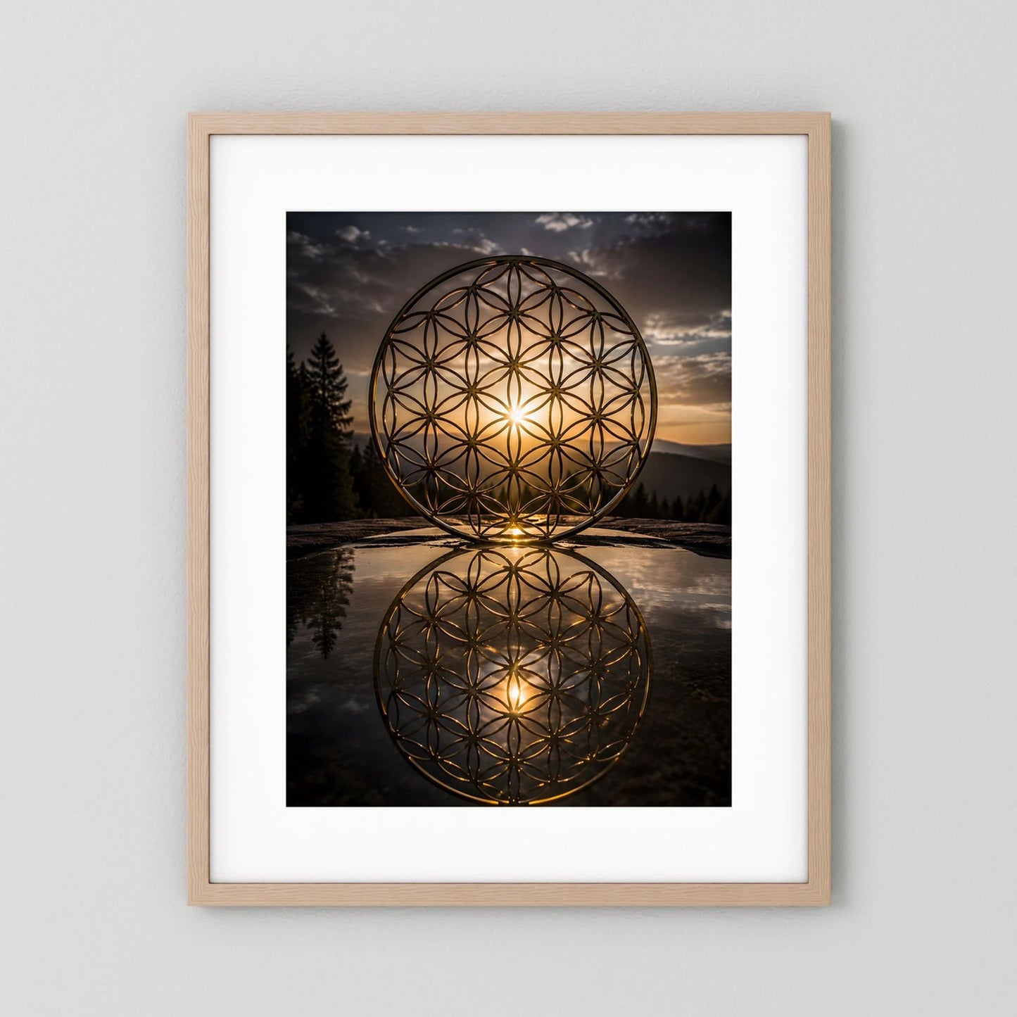 Hochformatiges Poster mit goldener Blume des Lebens in zwei reflektierten Kreisen, heller Holzrahmen.