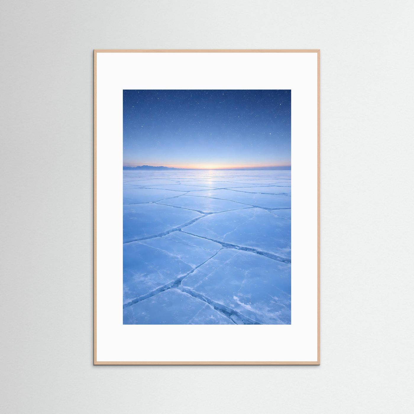 Winter-Wandposter im Hochformat mit beigem Holzrahmen und Motiv von gefrorenem Meer bei Sonnenaufgang