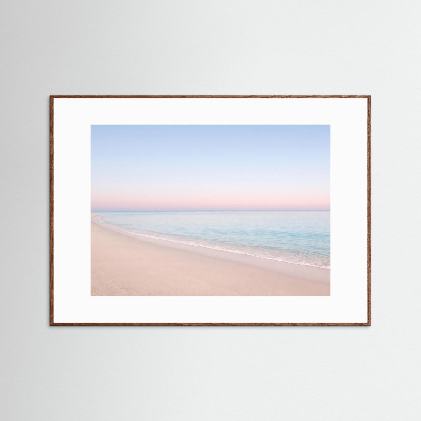 Panoramisches Naturposter mit Strand bei Dämmerung, dunkelbrauner Holzrahmen