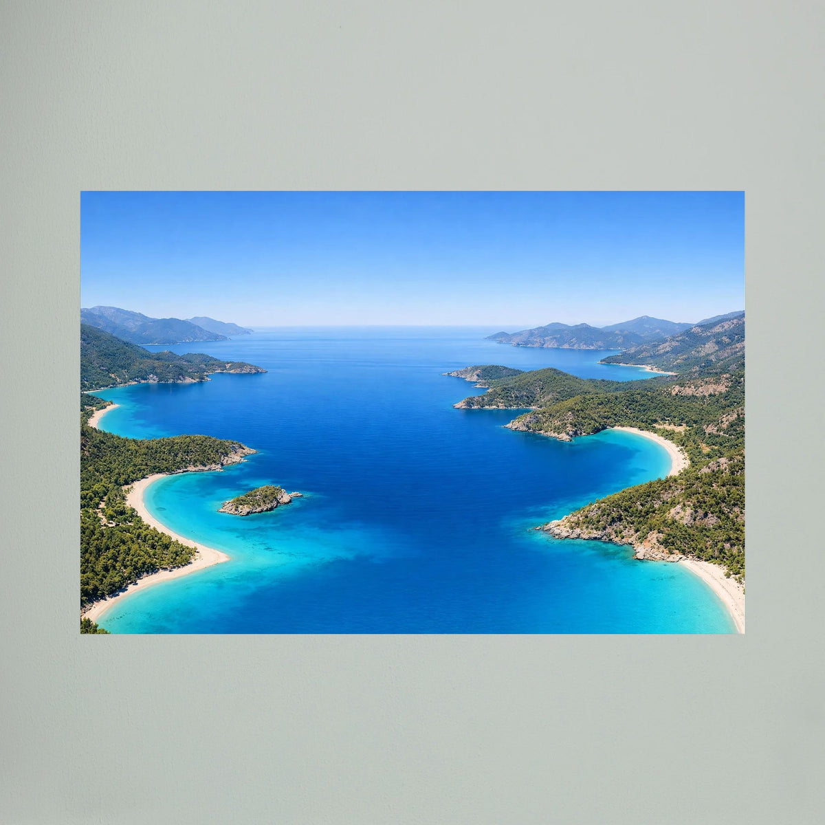 Querformat-Poster mit türkisfarbener Bucht, blauem Wasser und Küstenlandschaft