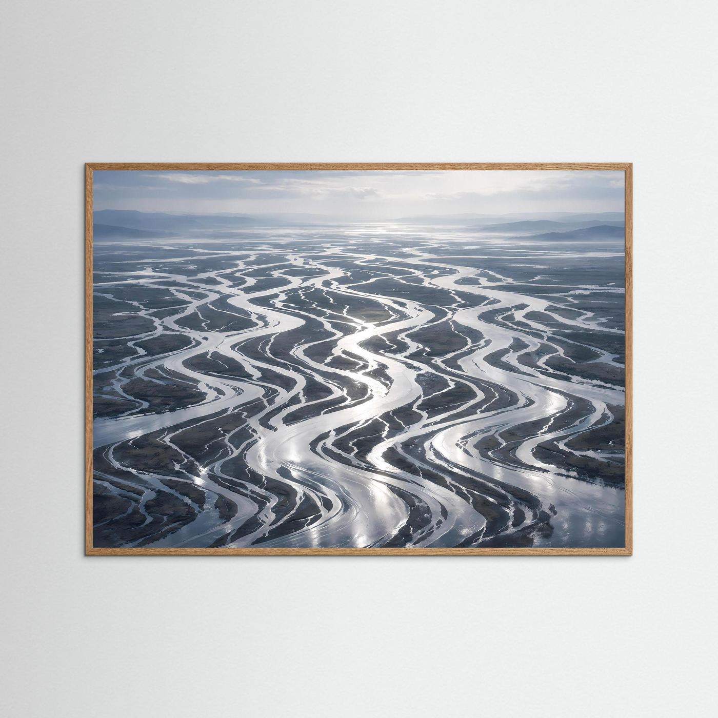 Wandbild mit Flussdelta-Motiv in Blau-Grau, nussbrauner Holzrahmen
