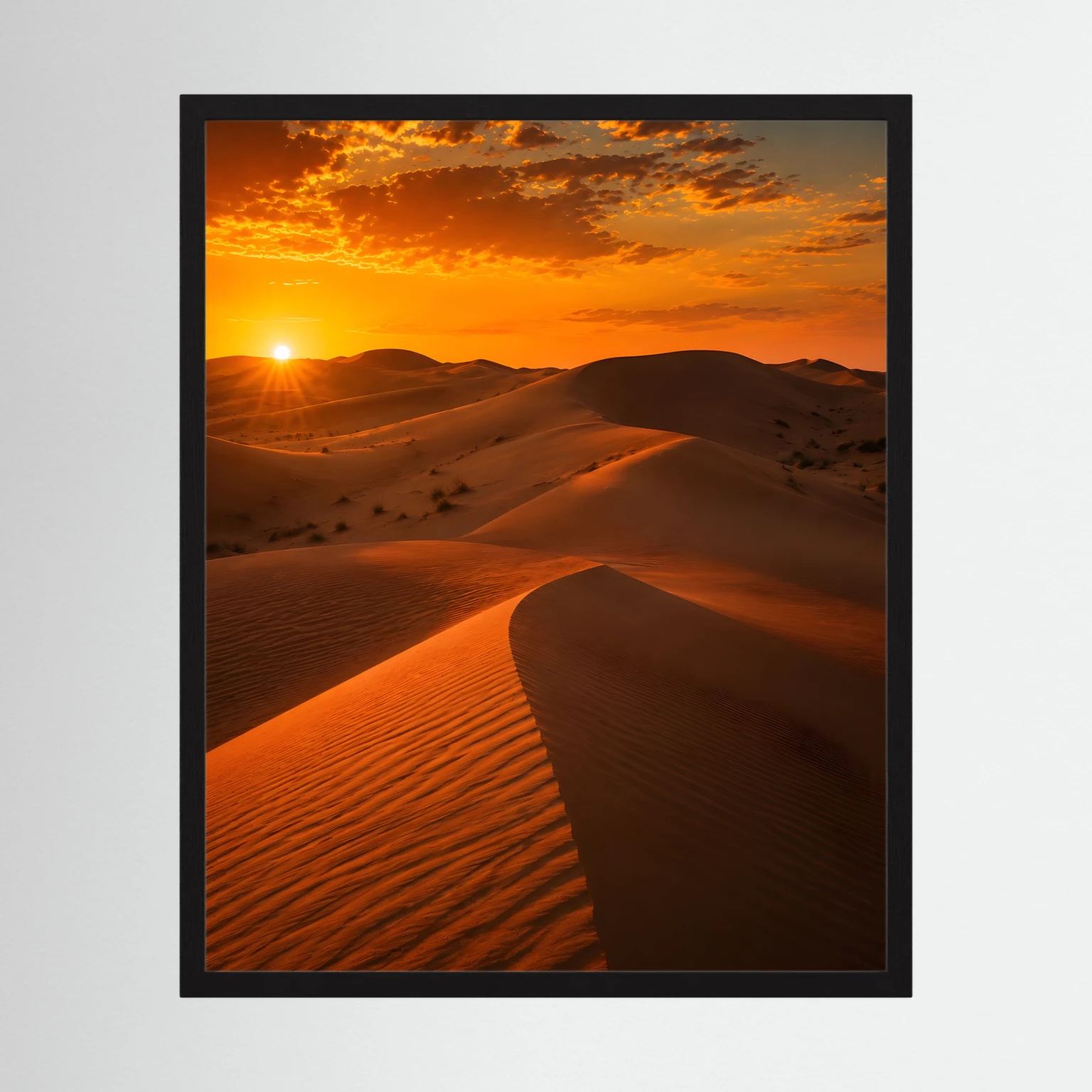 Gerahmtes Wüstenposter mit Sanddünen im Sonnenuntergang und orangefarbenem Himmel