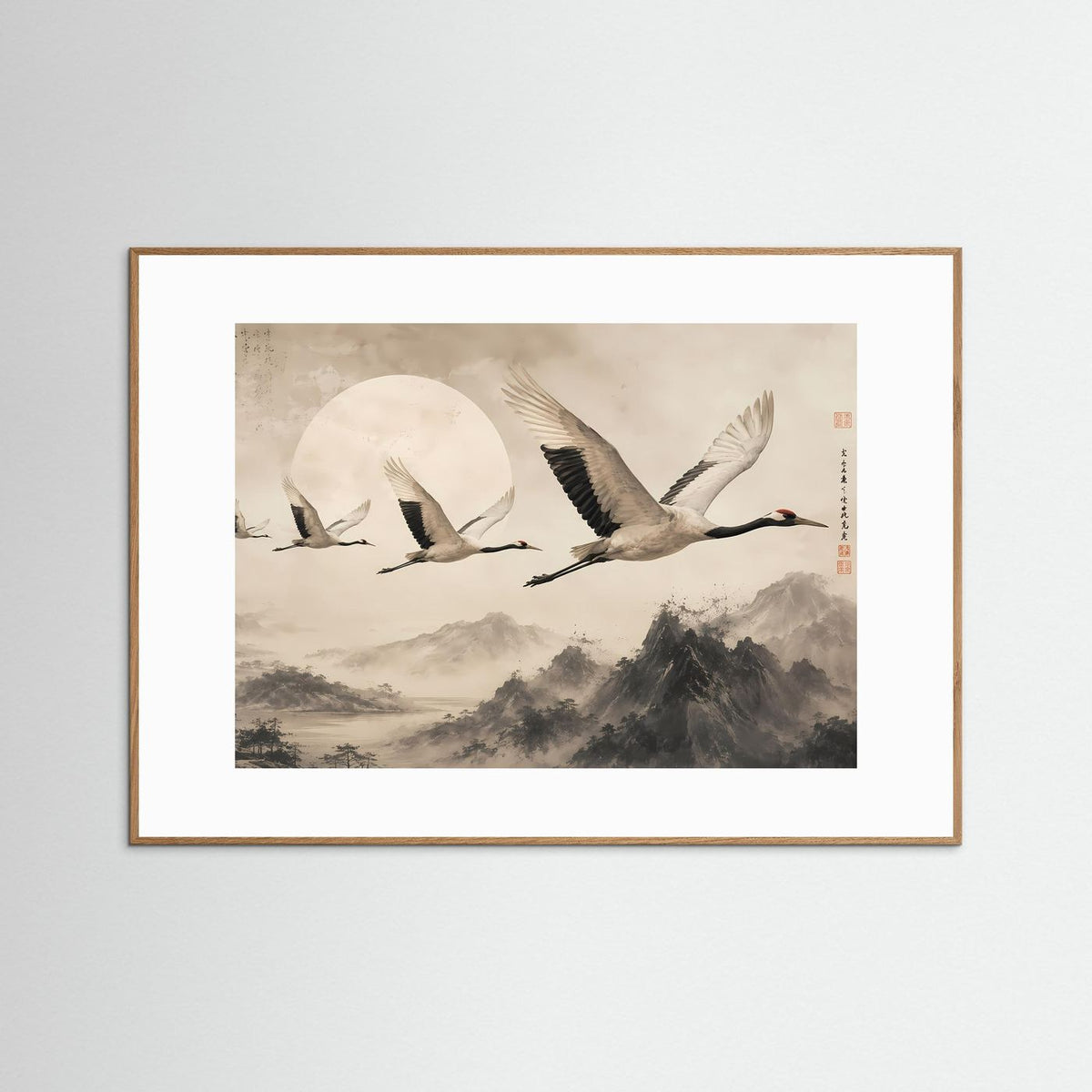 Querformat-Poster mit fliegenden Kranichen in Beige, im braunen Holzrahmen