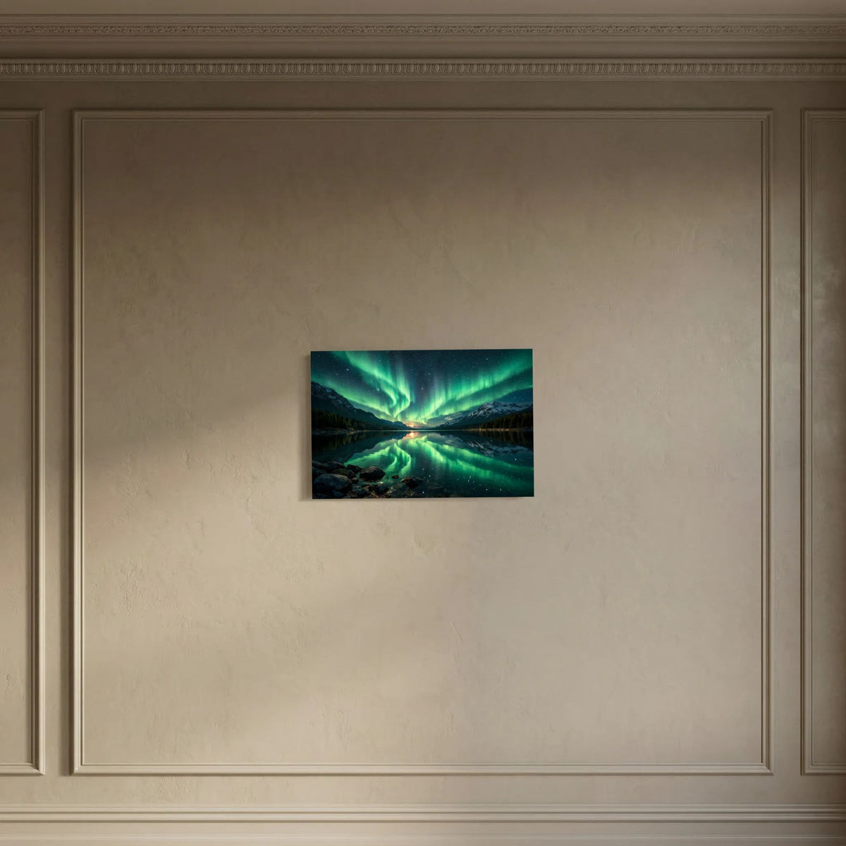 Wandposter im Querformat mit Polarlichtern in Grün über Bergen und spiegelndem See