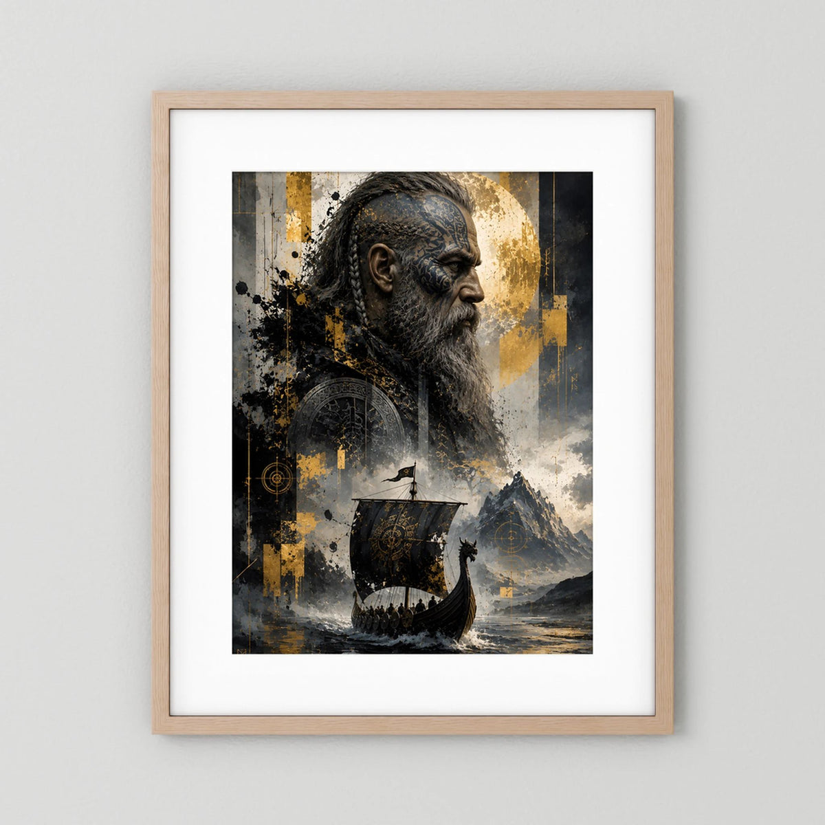 Kunstposter Hochformat: Wikingerkopf im Profil, Wikingerschiff, gold-schwarzes Motiv, heller Holzrahmen.