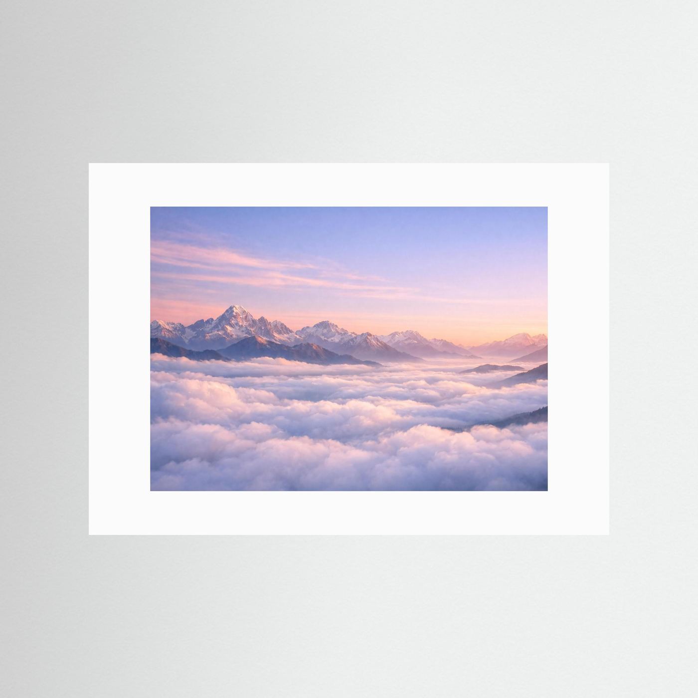 Querformatiges Poster mit weißem Rand: verschneite Alpen-Gipfel über dem Wolkenmeer