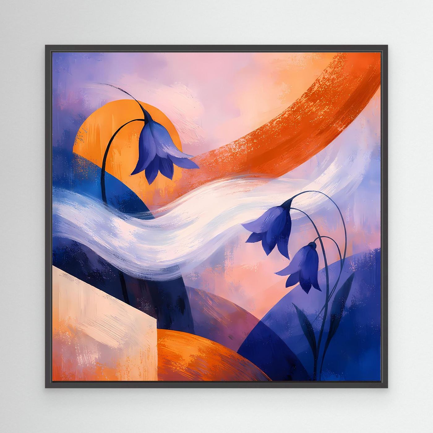 Abstraktes Leinwandbild mit blauen Glockenblumen, orangefarbener Bogenlinie, schwarzer Rahmen