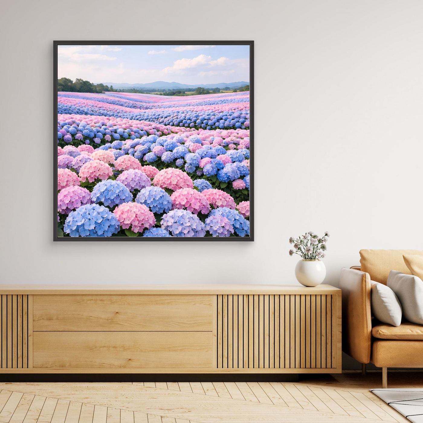 Gerahmtes Leinwandbild mit Hortensienfeld in Pastellrosa und Hellblau, schwarzer Rahmen