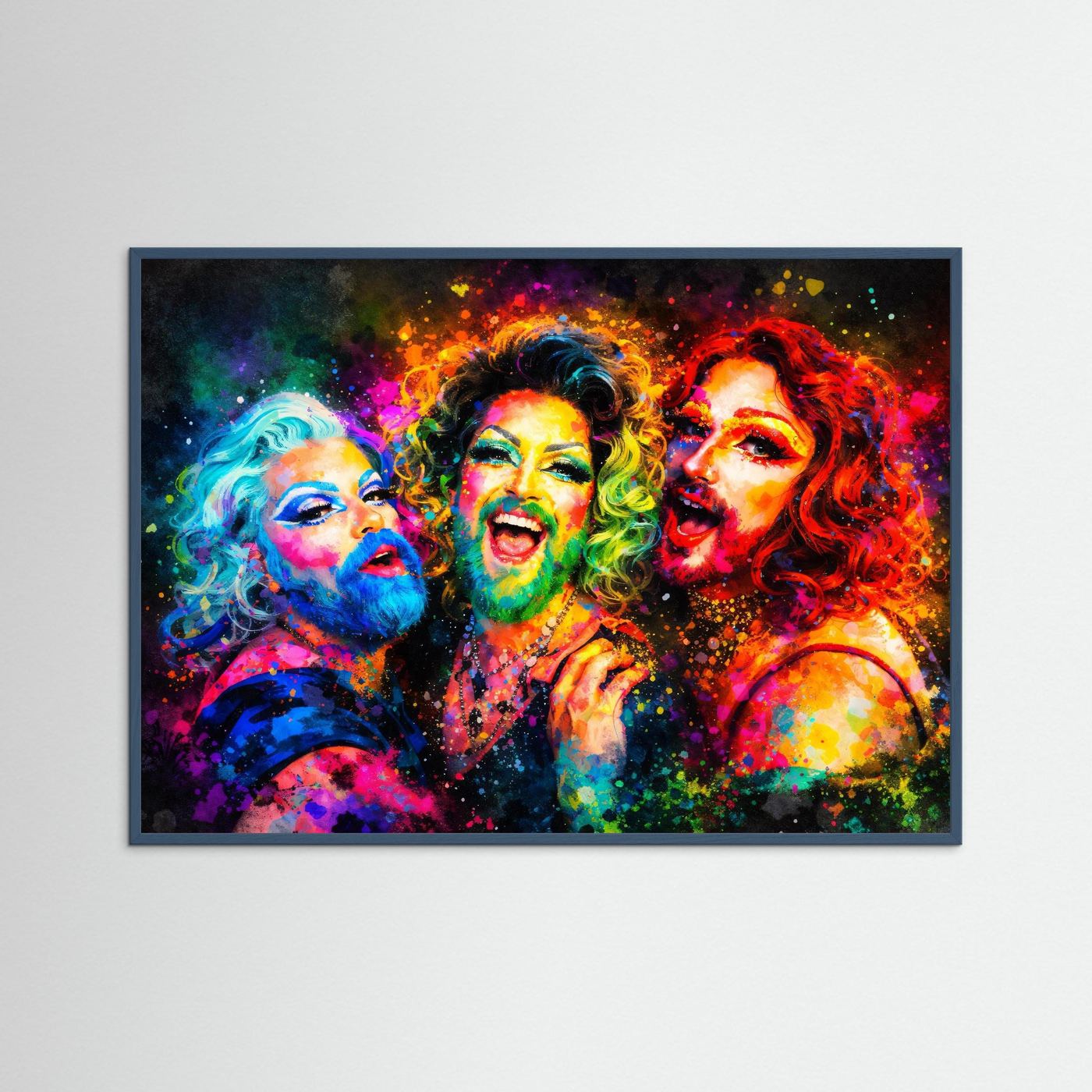 Gerahmtes Poster mit drei bunten Drag-Porträts, schwarzer Holzrahmen.