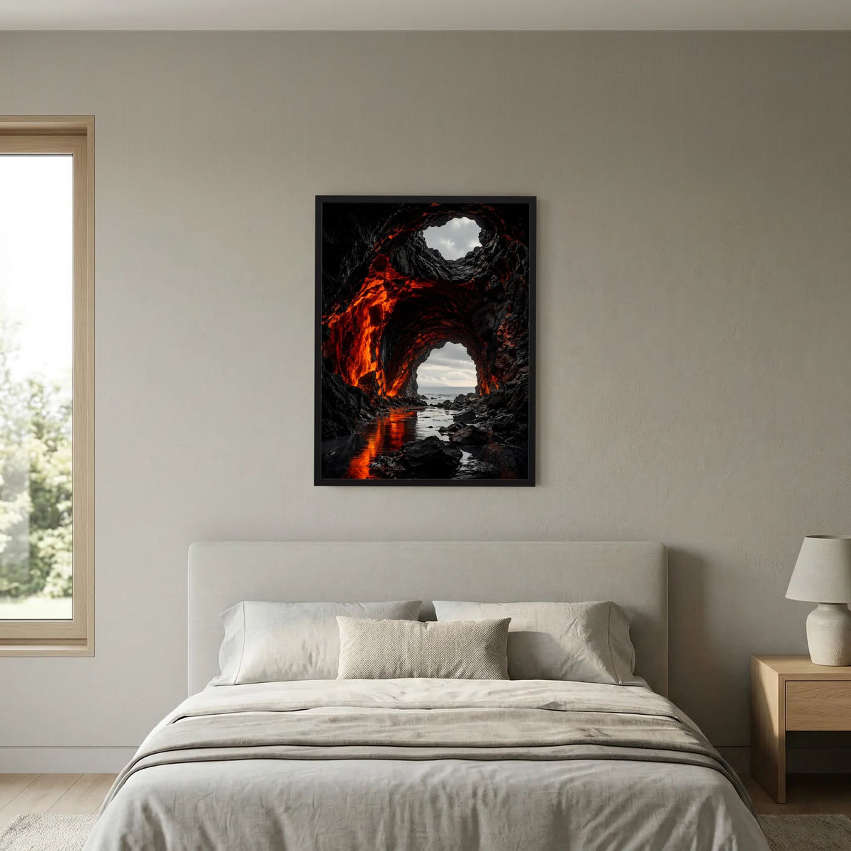 Poster im Hochformat mit schwarzem Rahmen: Dunkle Felsen, rote Lava und Meeresküste