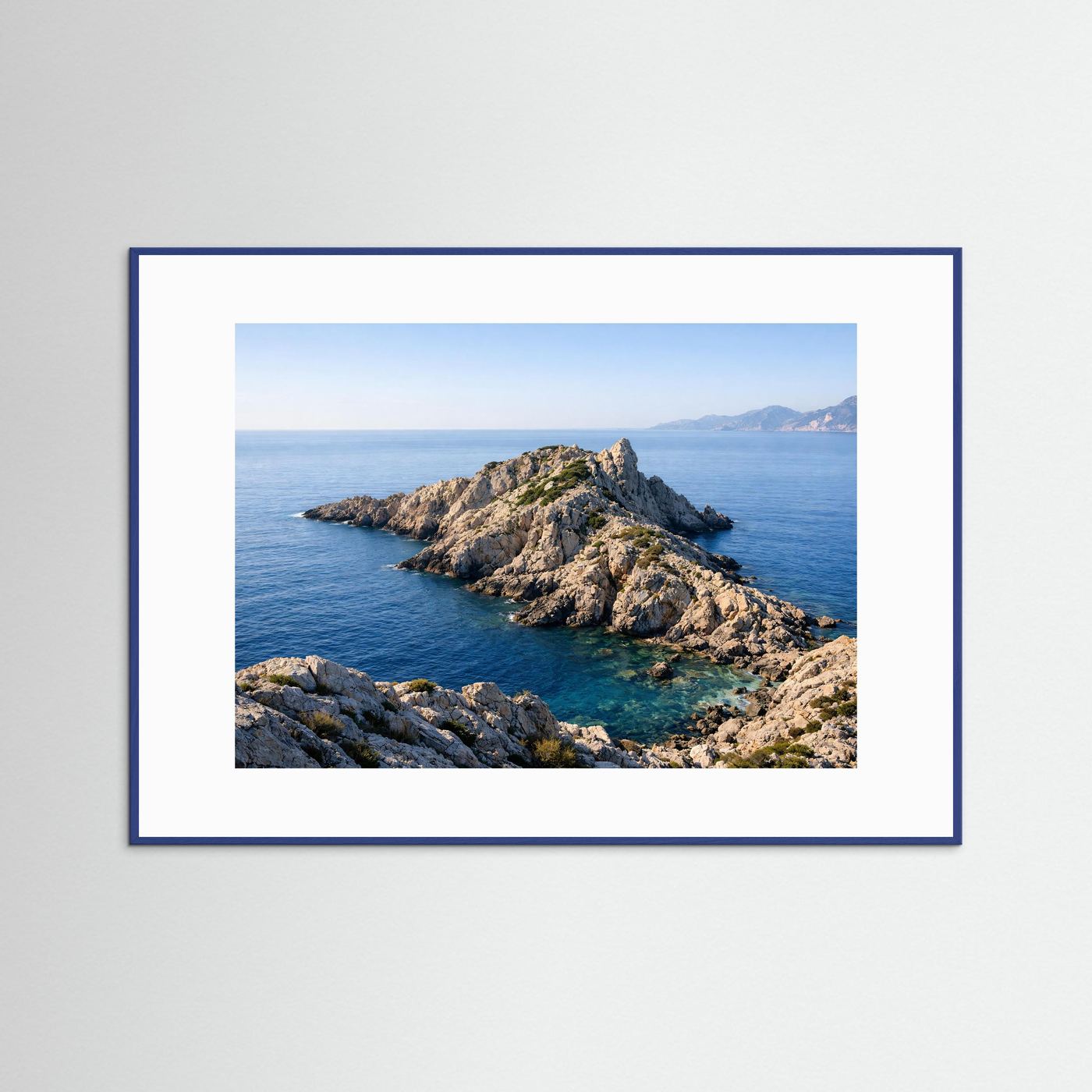 Naturposter mit Felsenküste im Meer, blauer Rahmen, Querformat