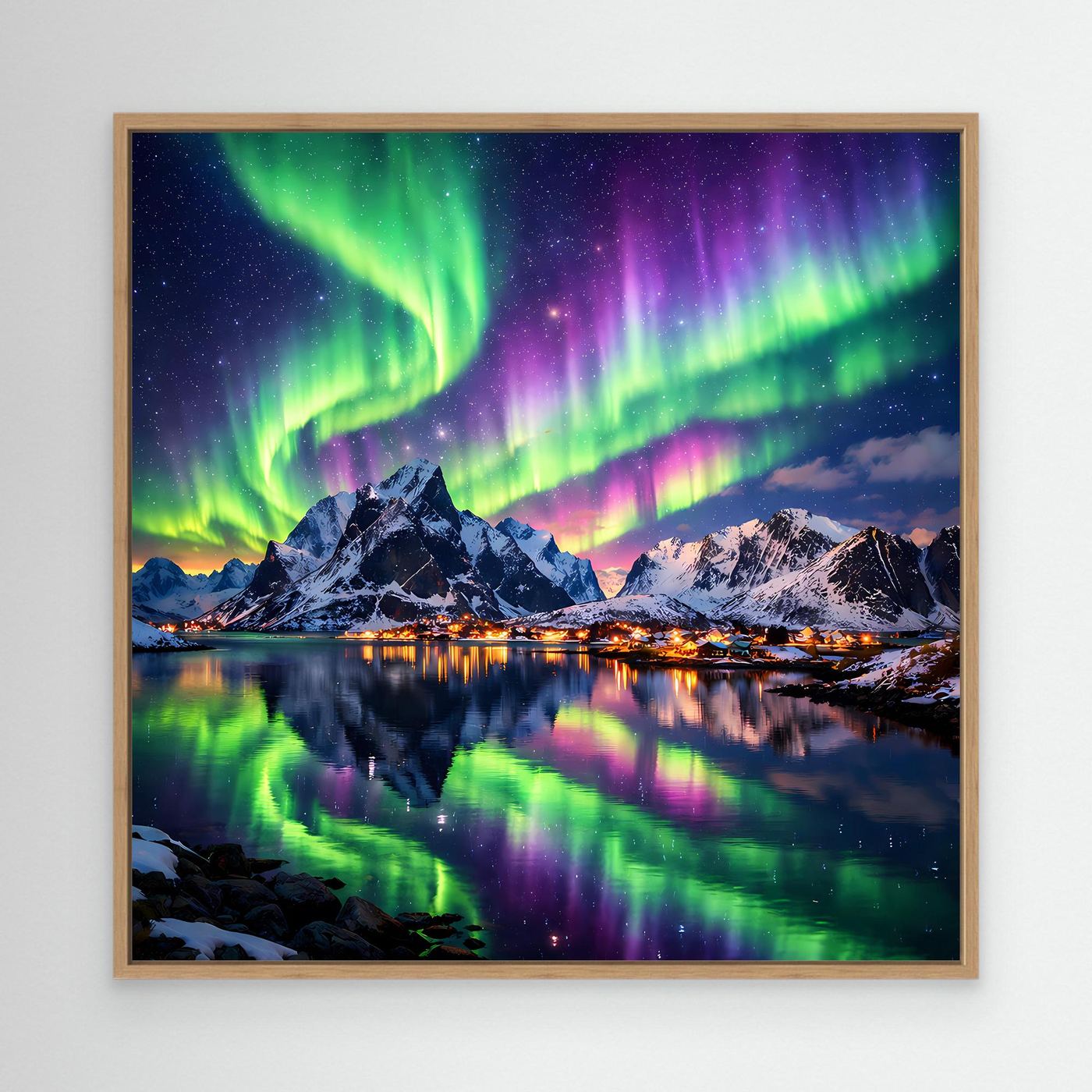 Leinwandbild mit Polarlichtern über Berglandschaft, Eichenrahmen