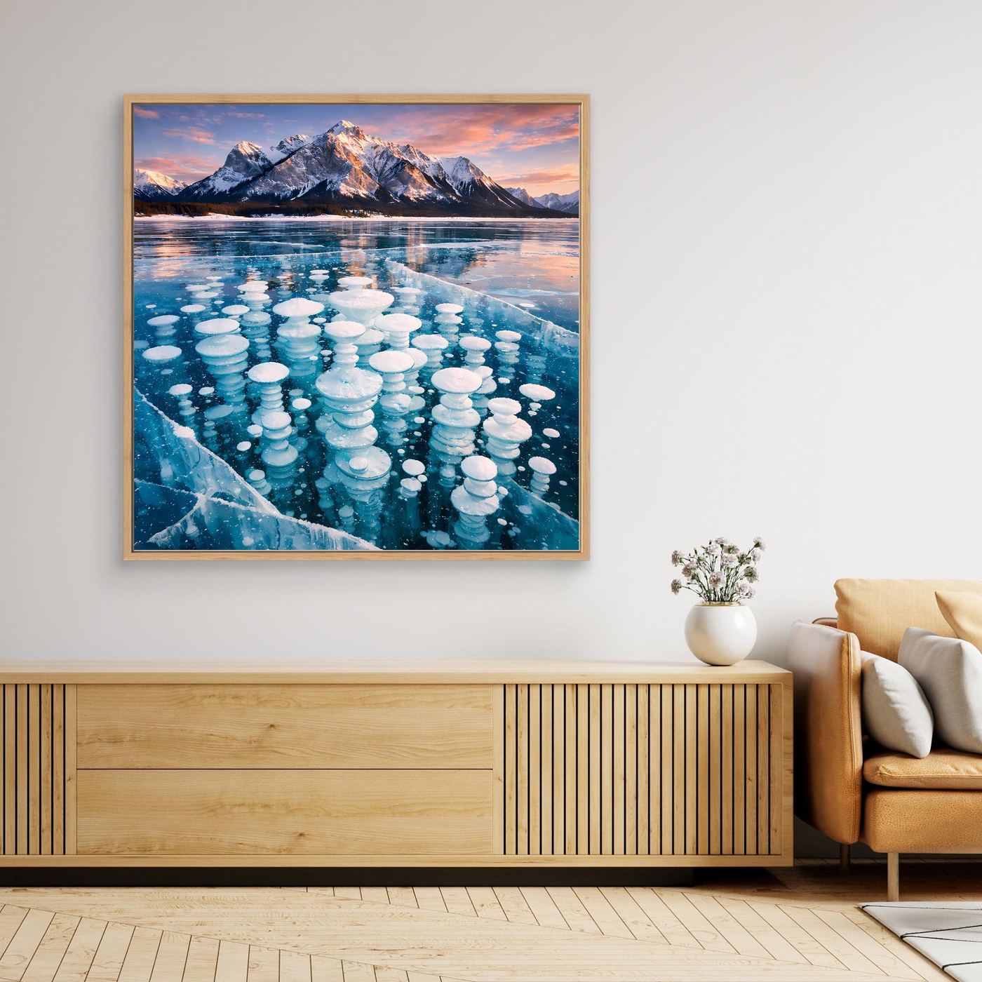 Leinwandbild mit Holzrahmen: gefrorene Blasen im See, Berge und spiegelndes Wasser