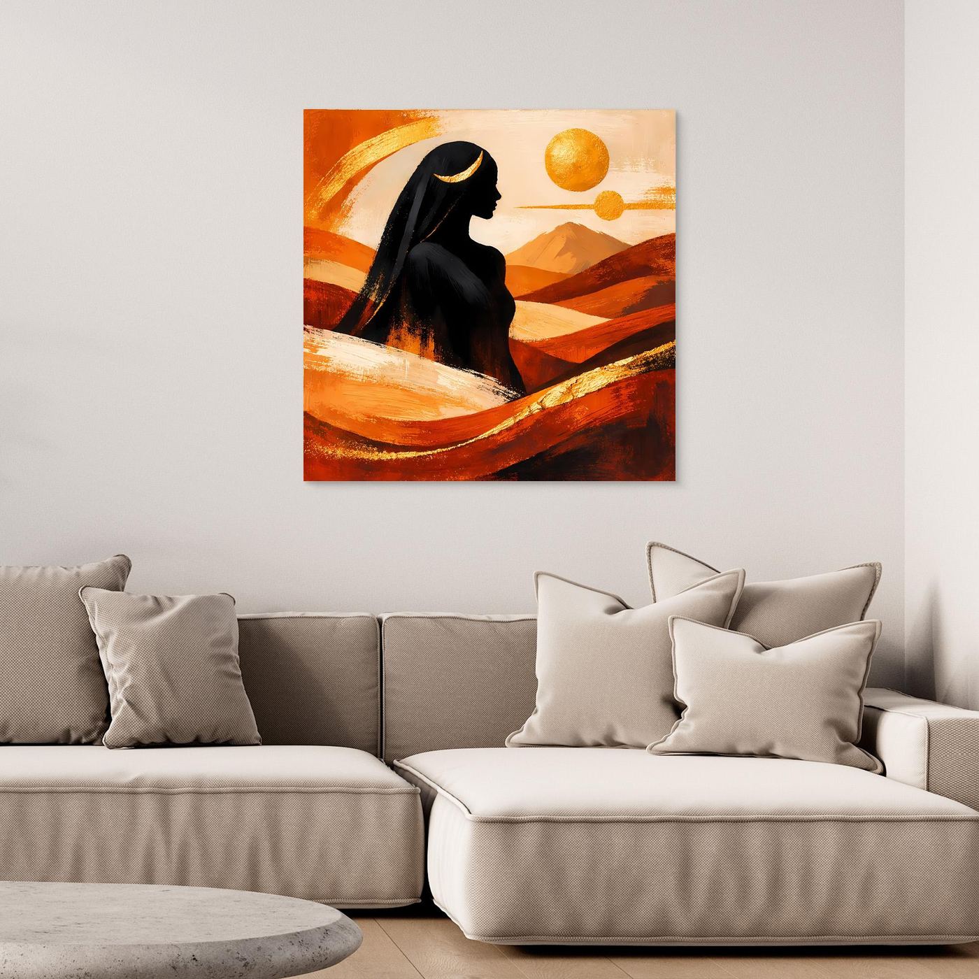 Leinwandbild mit schwarzer Frauen-Silhouette und Wüstenlandschaft, Gold- und Terrakottafarben, mit Rahmen
