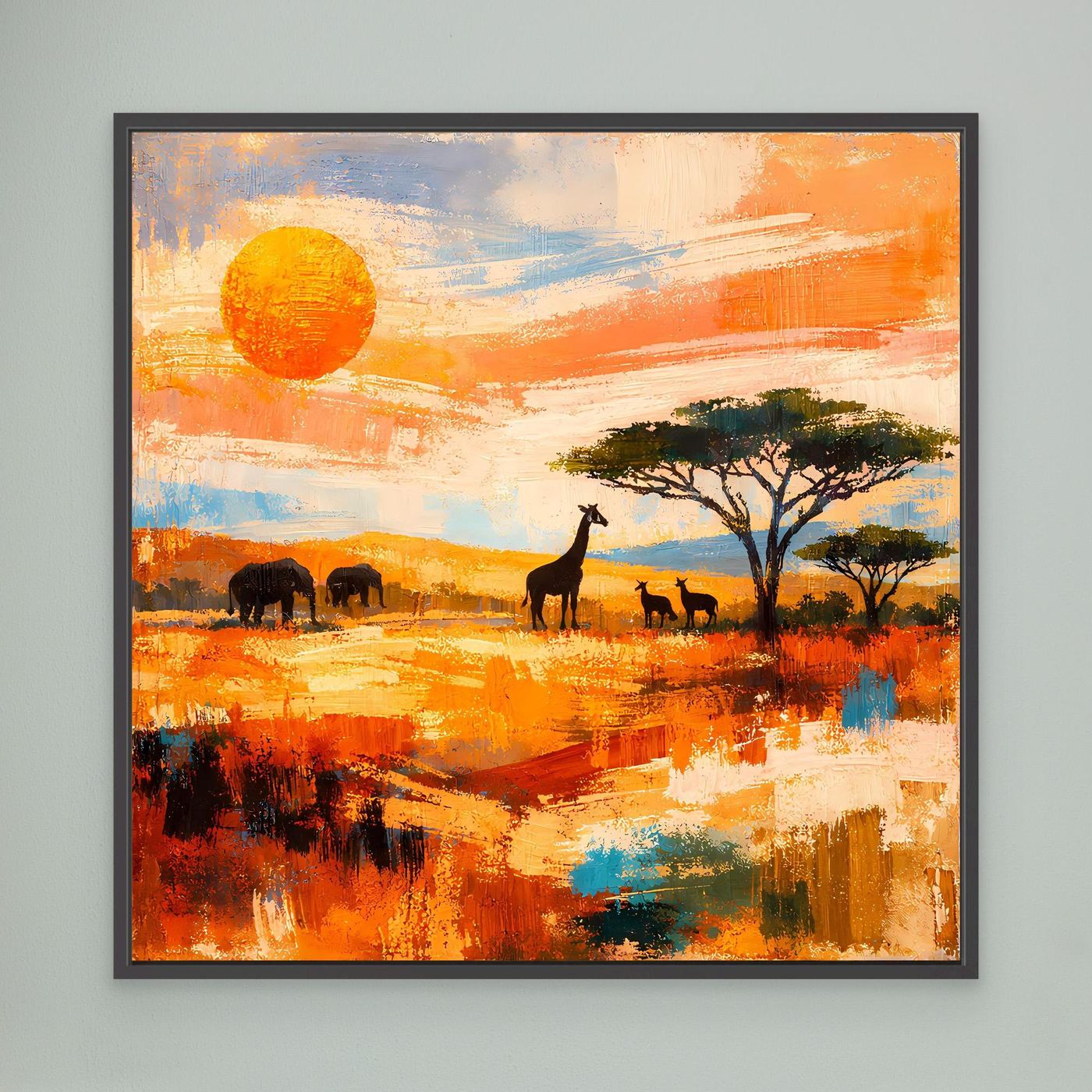 Gerahmtes Leinwandbild mit afrikanischer Savanne: Giraffe, Elefanten und Baum, dunkler Rahmen.