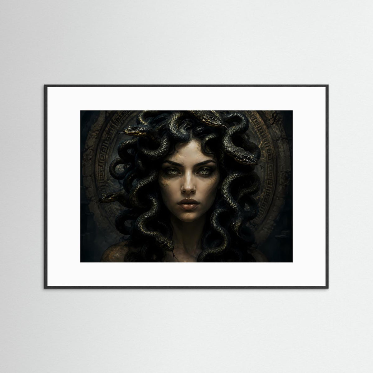 Querformat-Poster mit Medusa-Porträt: schwarze Schlangen, goldene Akzente, weißes Passepartout