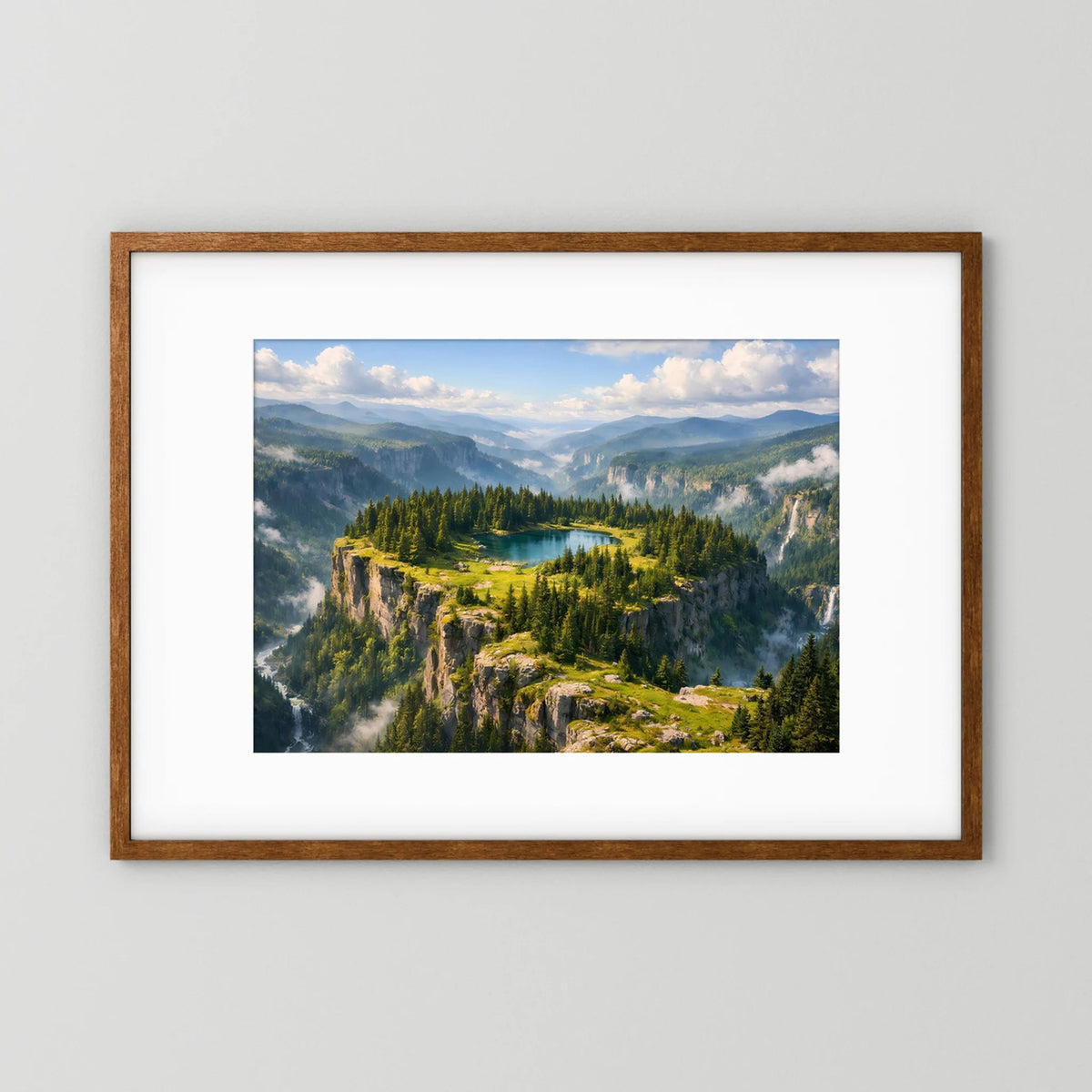 Querformatiges Wandbild im braunen Holzrahmen: Bergsee auf Felsplateau