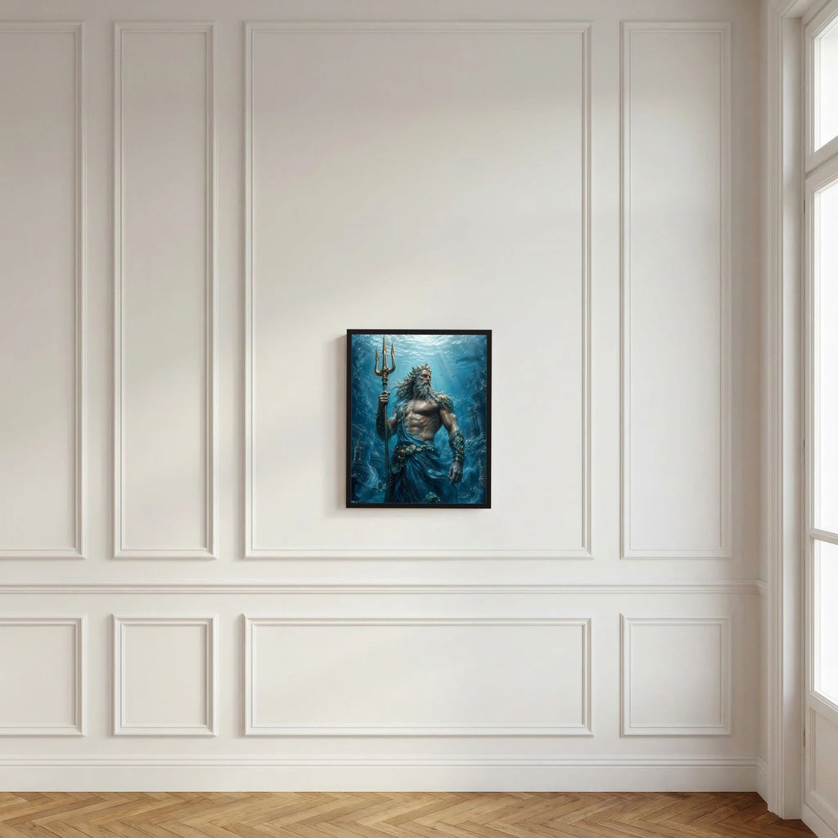 Hochformatiges Poster mit Poseidon und Dreizack im Unterwassermotiv, schwarzer Bilderrahmen