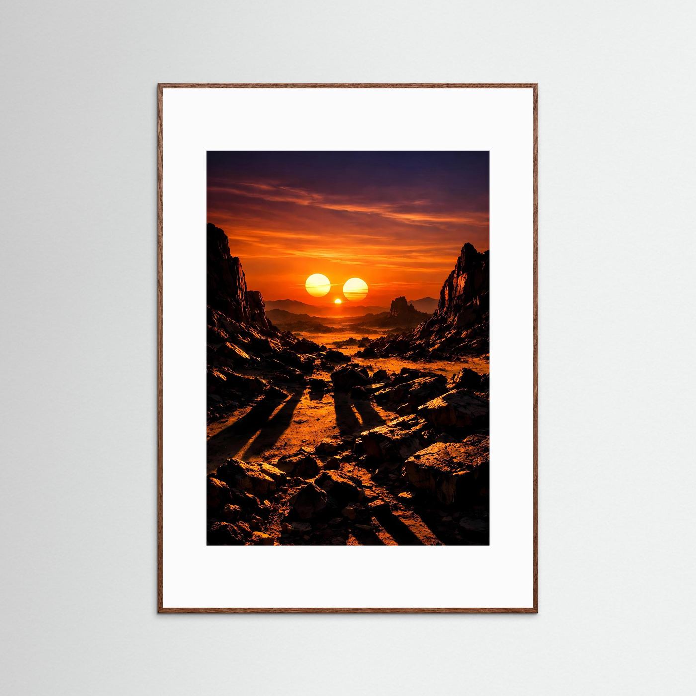 Wandposter mit drei Sonnen und Felsenpfad im Sonnenuntergang, brauner Holzrahmen