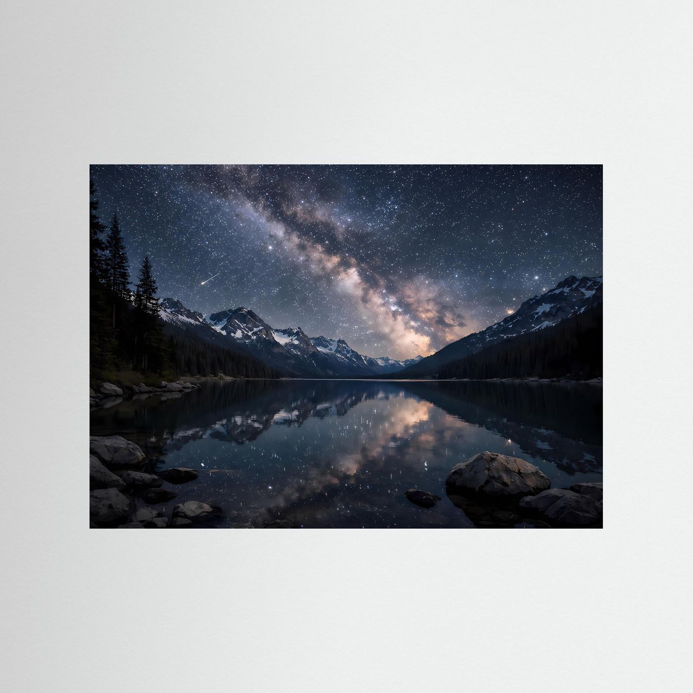 Panorama-Poster Querformat mit Sternenhimmel über Bergsee, im schwarzen Rahmen.