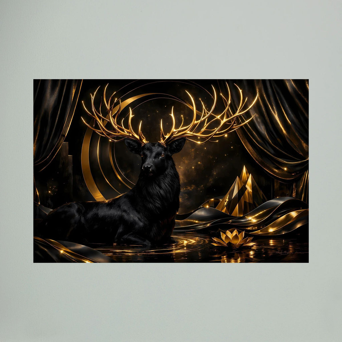 Wandposter im Querformat mit schwarzem Hirsch und goldenem Geweih, goldene Lichtbögen