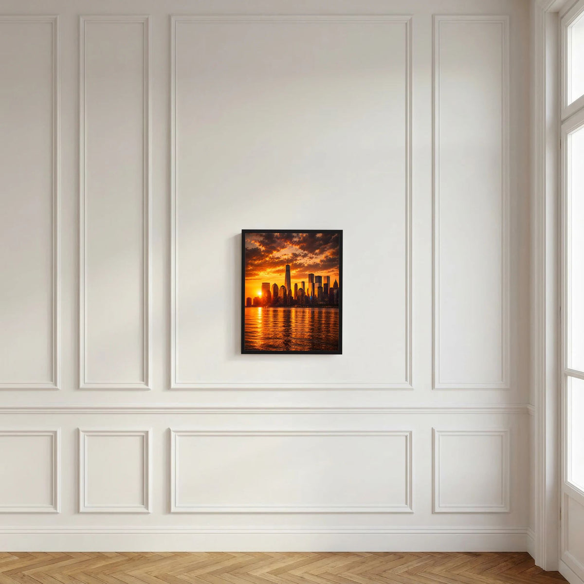 Hochformatiges Poster mit Skyline bei Sonnenuntergang über Wasser, im schwarzen Bilderrahmen