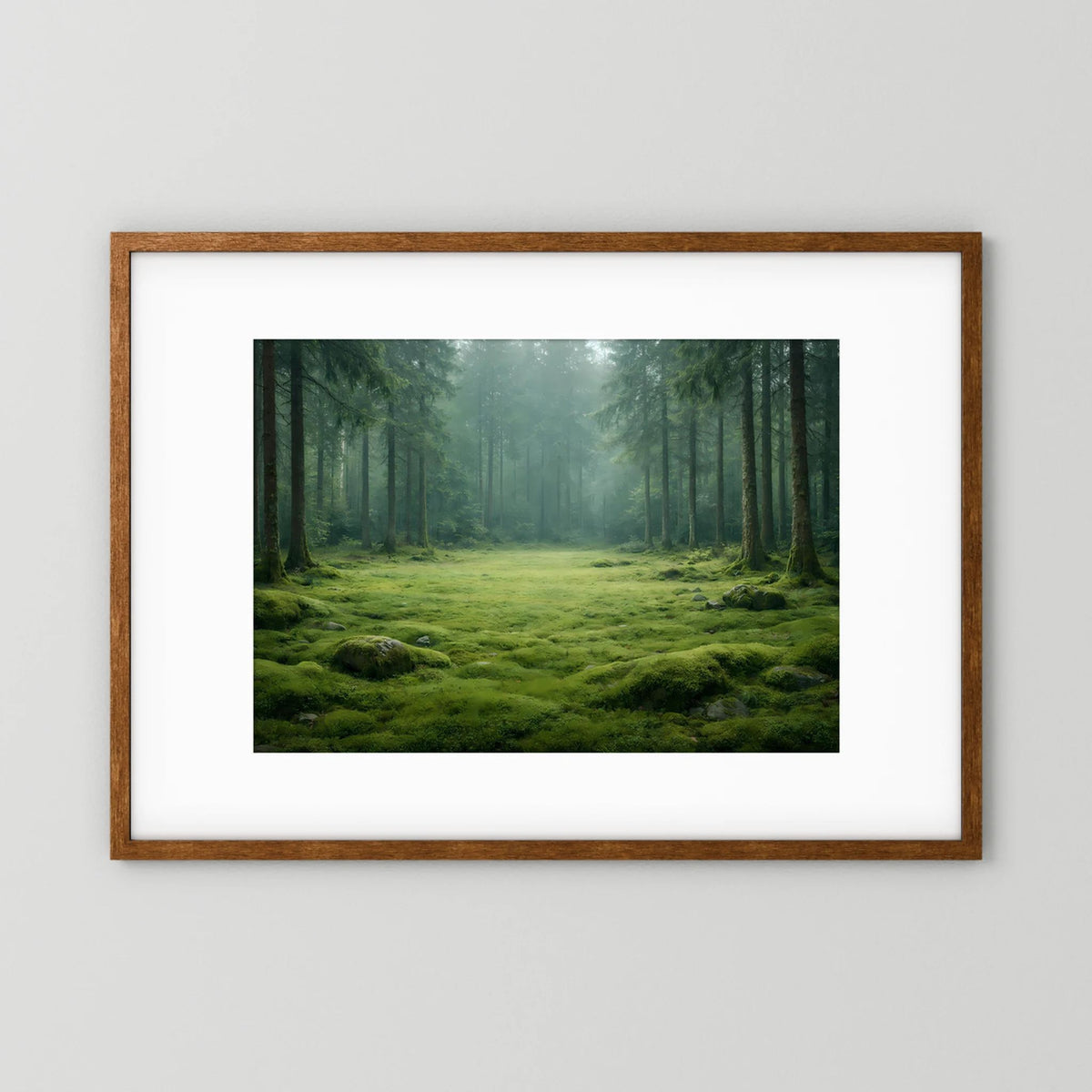 Wandbild mit hellem Holzrahmen und weißem Rand, Waldlichtung, grünem Moos