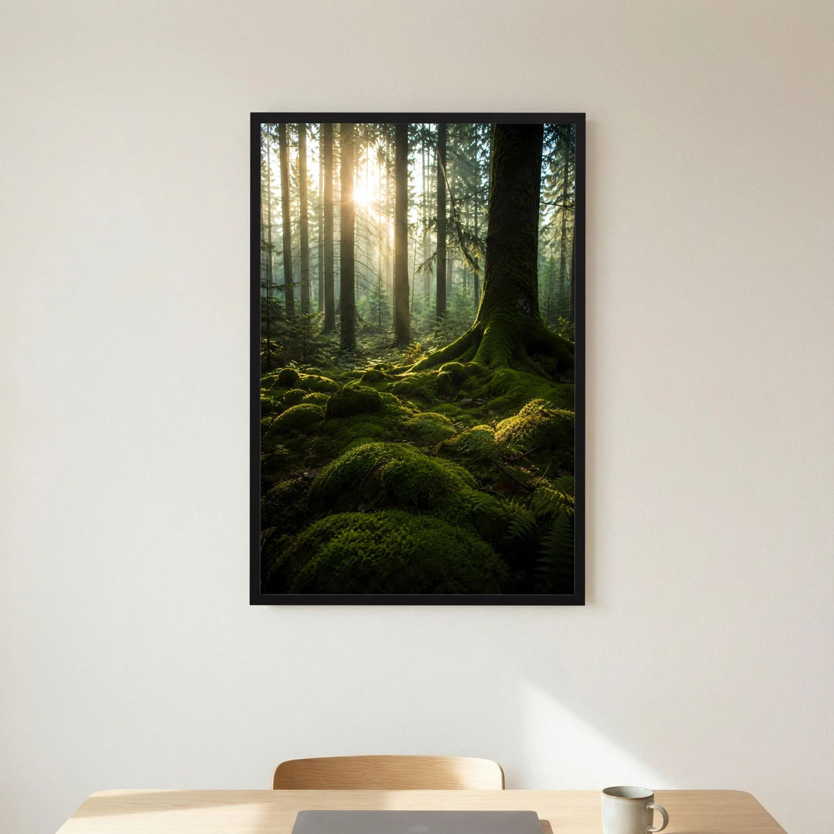 Hochformat-Poster im schwarzen Rahmen: grünes Moos, hohe Bäume, Sonnenstrahlen