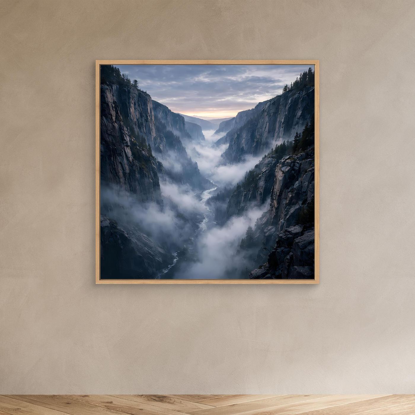 Leinwandbild Neblige Schlucht mit Holzrahmen (Eiche): grau-blaue Felsberge, Nebel im Tal